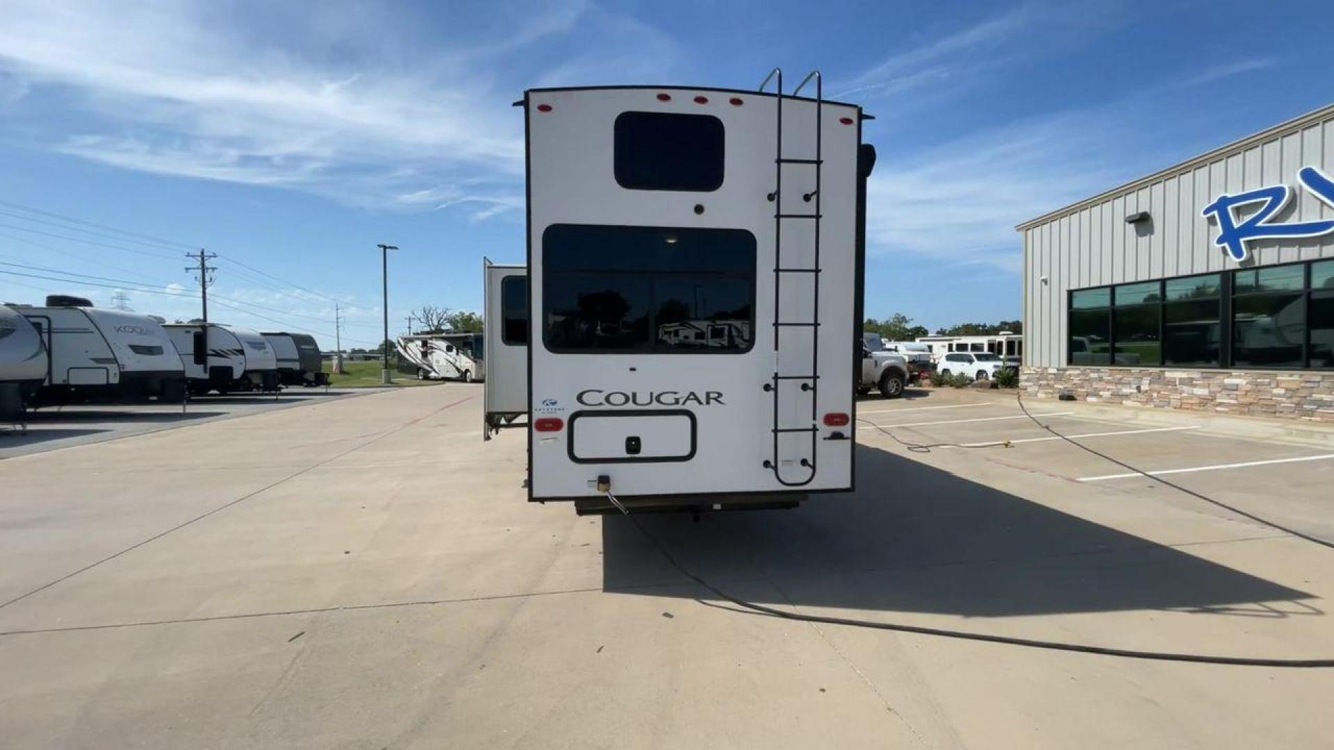 2022 KEYSTONE COUGAR 364BHL (4YDFCGS23N2) , Length: 39.25 ft. | Dry Weight: 11,246 lbs. | Slides: 3 transmission, located at 4319 N Main St, Cleburne, TX, 76033, (817) 678-5133, 32.385960, -97.391212 - Photo#8