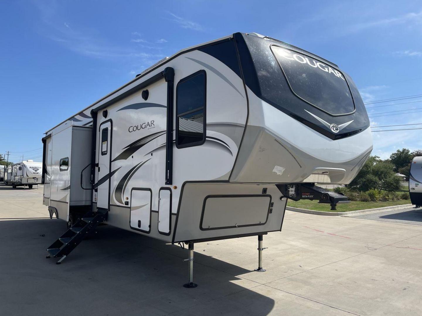 2022 KEYSTONE COUGAR 364BHL (4YDFCGS23N2) , Length: 39.25 ft. | Dry Weight: 11,246 lbs. | Slides: 3 transmission, located at 4319 N Main St, Cleburne, TX, 76033, (817) 678-5133, 32.385960, -97.391212 - Photo#22