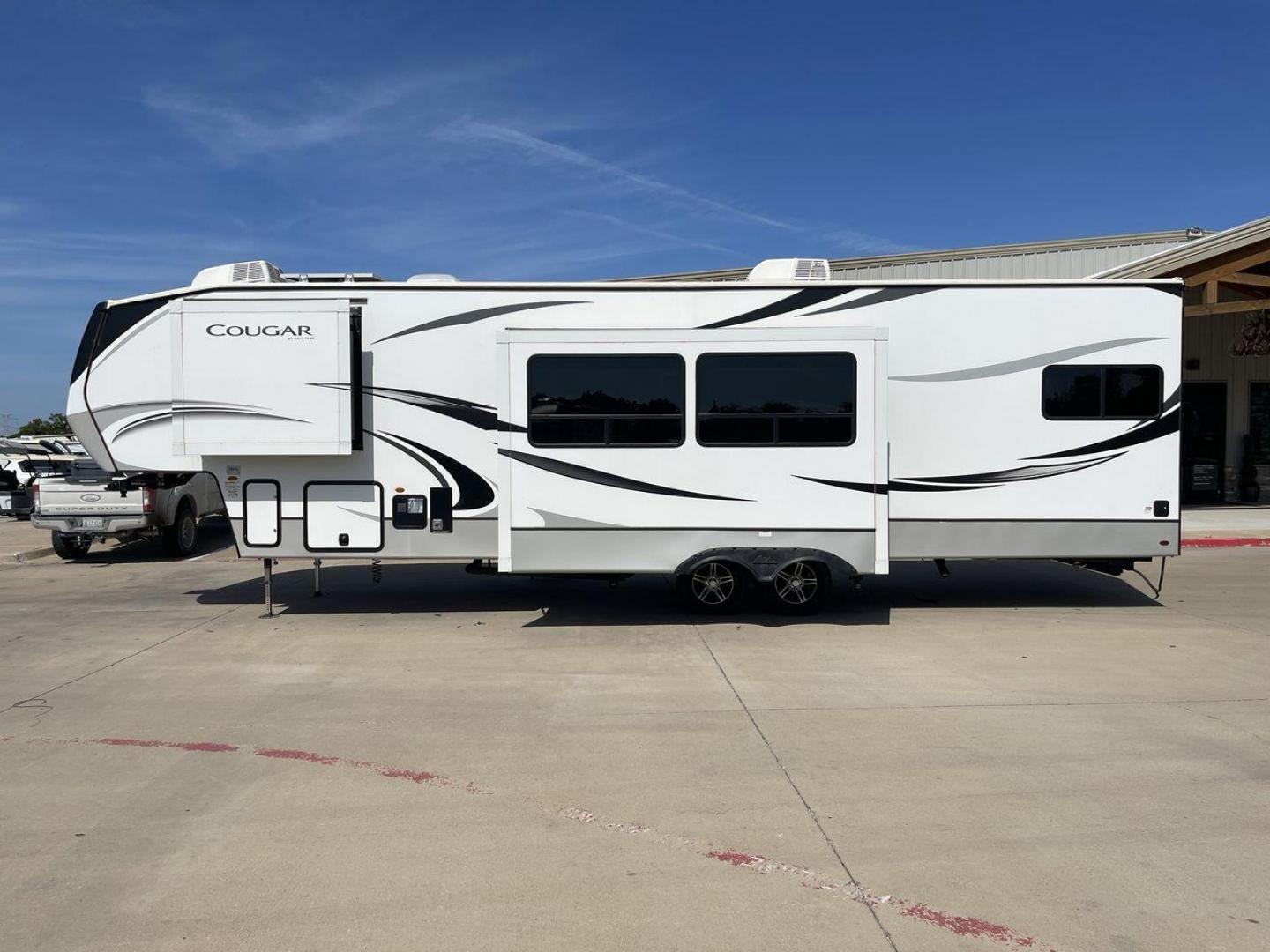 2022 KEYSTONE COUGAR 364BHL (4YDFCGS23N2) , Length: 39.25 ft. | Dry Weight: 11,246 lbs. | Slides: 3 transmission, located at 4319 N Main St, Cleburne, TX, 76033, (817) 678-5133, 32.385960, -97.391212 - Photo#23