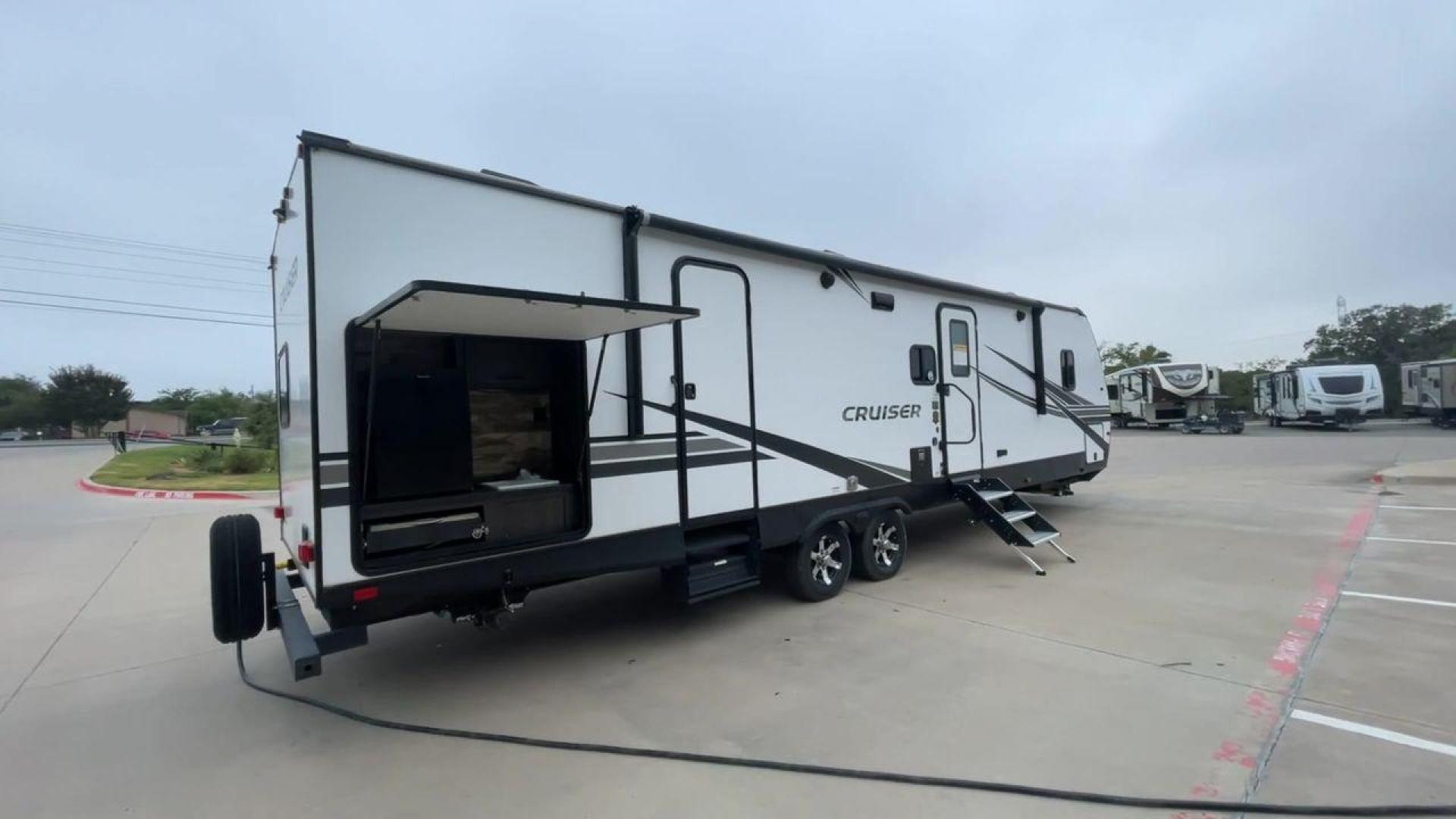 2022 KEYSTONE CRUISER 33BHB (4YDTCRS28N6) , Length: 37.83 ft. | Dry Weight: 7,832 lbs. | Slides: 2 transmission, located at 4319 N Main St, Cleburne, TX, 76033, (817) 678-5133, 32.385960, -97.391212 - Photo#1