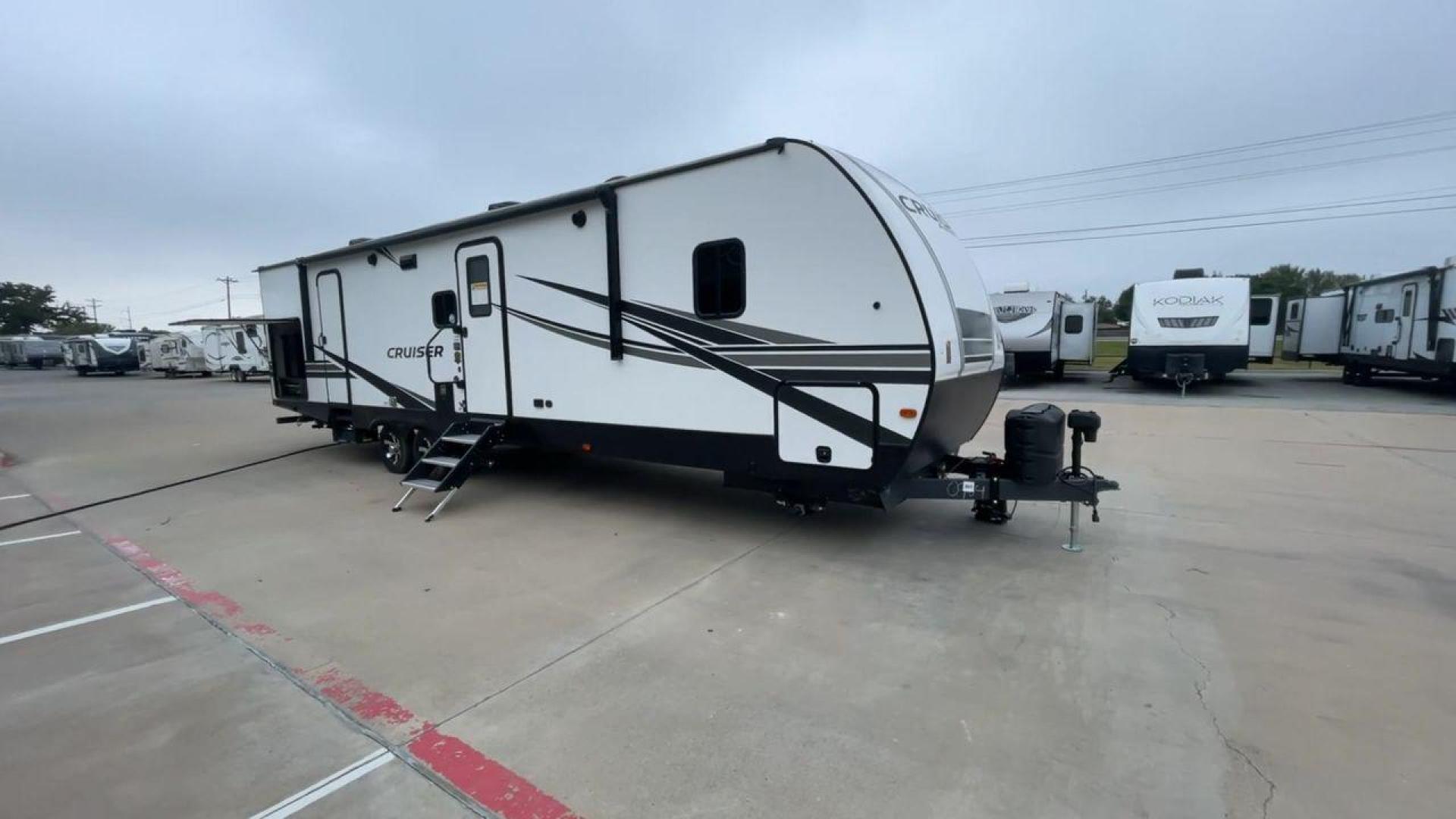 2022 KEYSTONE CRUISER 33BHB (4YDTCRS28N6) , Length: 37.83 ft. | Dry Weight: 7,832 lbs. | Slides: 2 transmission, located at 4319 N Main St, Cleburne, TX, 76033, (817) 678-5133, 32.385960, -97.391212 - Photo#3