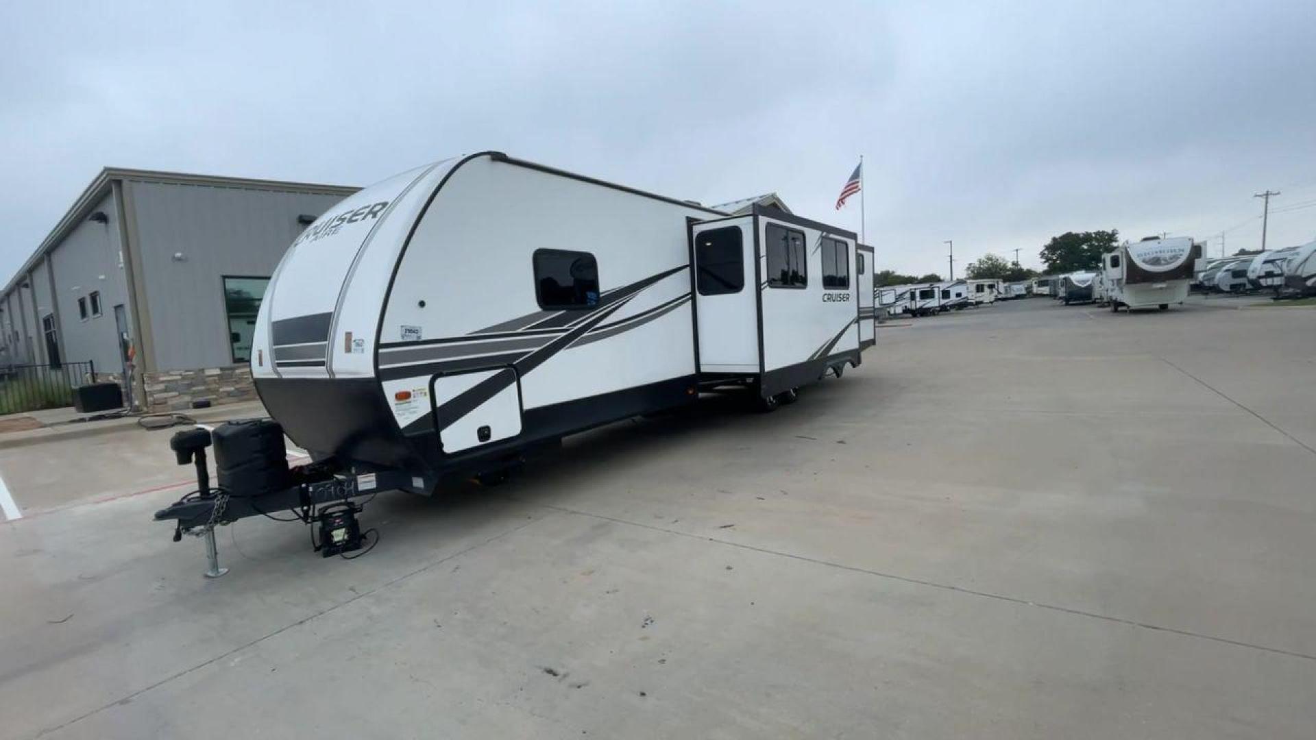 2022 KEYSTONE CRUISER 33BHB (4YDTCRS28N6) , Length: 37.83 ft. | Dry Weight: 7,832 lbs. | Slides: 2 transmission, located at 4319 N Main St, Cleburne, TX, 76033, (817) 678-5133, 32.385960, -97.391212 - Photo#5