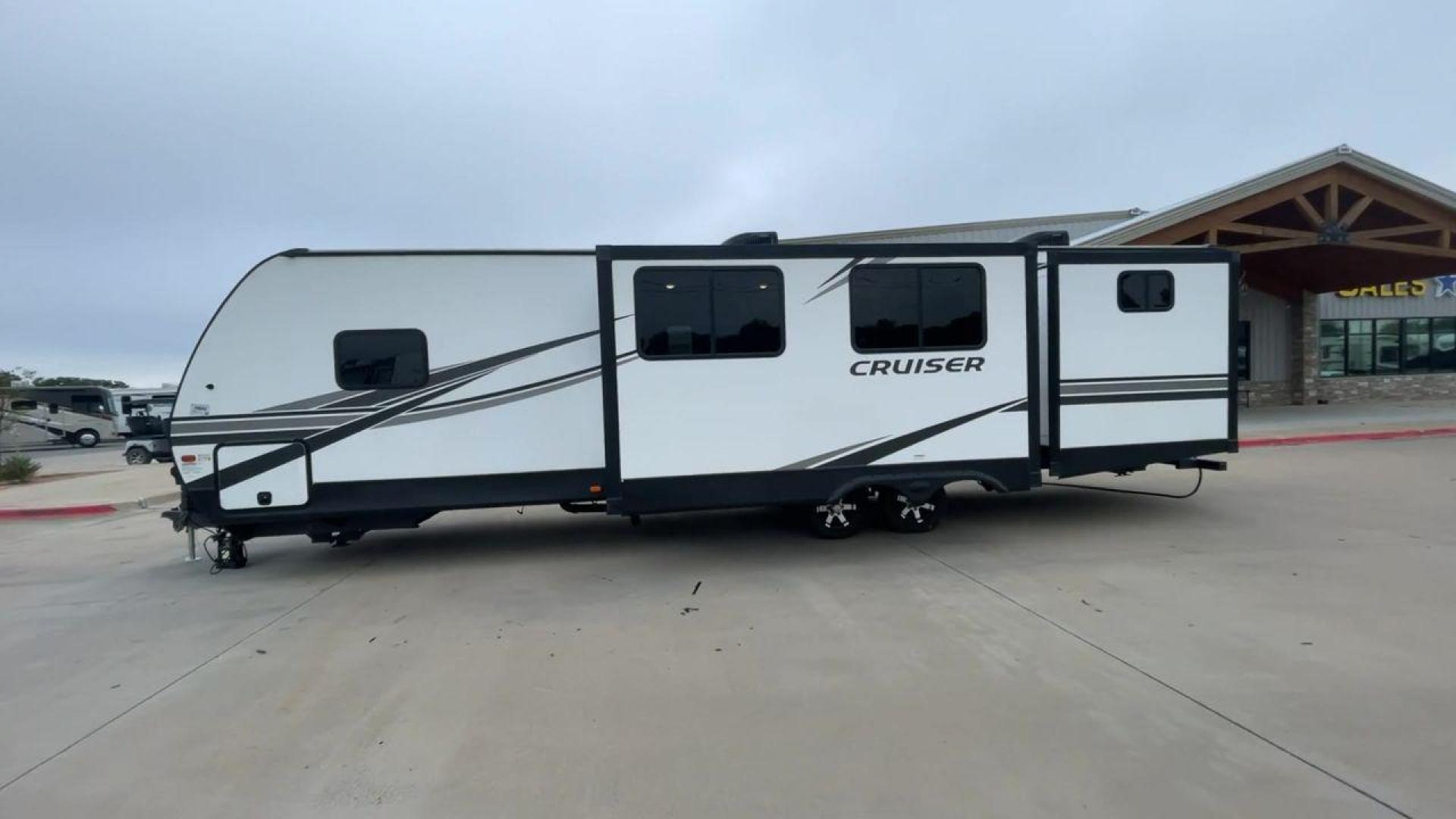 2022 KEYSTONE CRUISER 33BHB (4YDTCRS28N6) , Length: 37.83 ft. | Dry Weight: 7,832 lbs. | Slides: 2 transmission, located at 4319 N Main St, Cleburne, TX, 76033, (817) 678-5133, 32.385960, -97.391212 - Photo#6