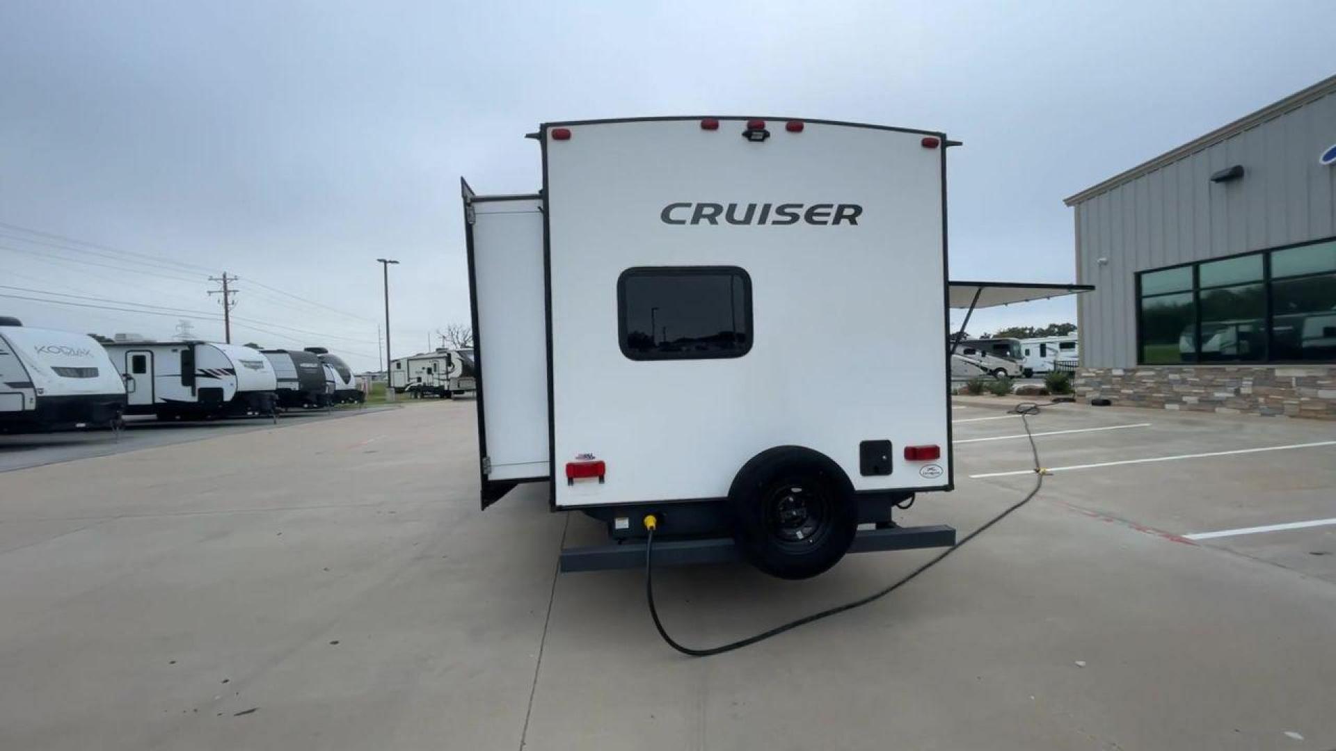 2022 KEYSTONE CRUISER 33BHB (4YDTCRS28N6) , Length: 37.83 ft. | Dry Weight: 7,832 lbs. | Slides: 2 transmission, located at 4319 N Main St, Cleburne, TX, 76033, (817) 678-5133, 32.385960, -97.391212 - Photo#8