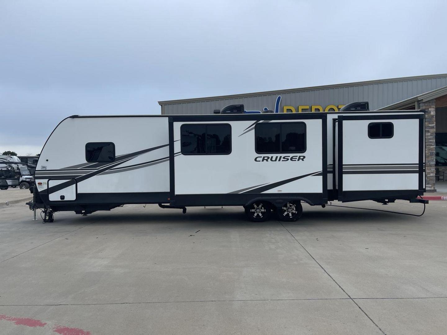 2022 KEYSTONE CRUISER 33BHB (4YDTCRS28N6) , Length: 37.83 ft. | Dry Weight: 7,832 lbs. | Slides: 2 transmission, located at 4319 N Main St, Cleburne, TX, 76033, (817) 678-5133, 32.385960, -97.391212 - Photo#23