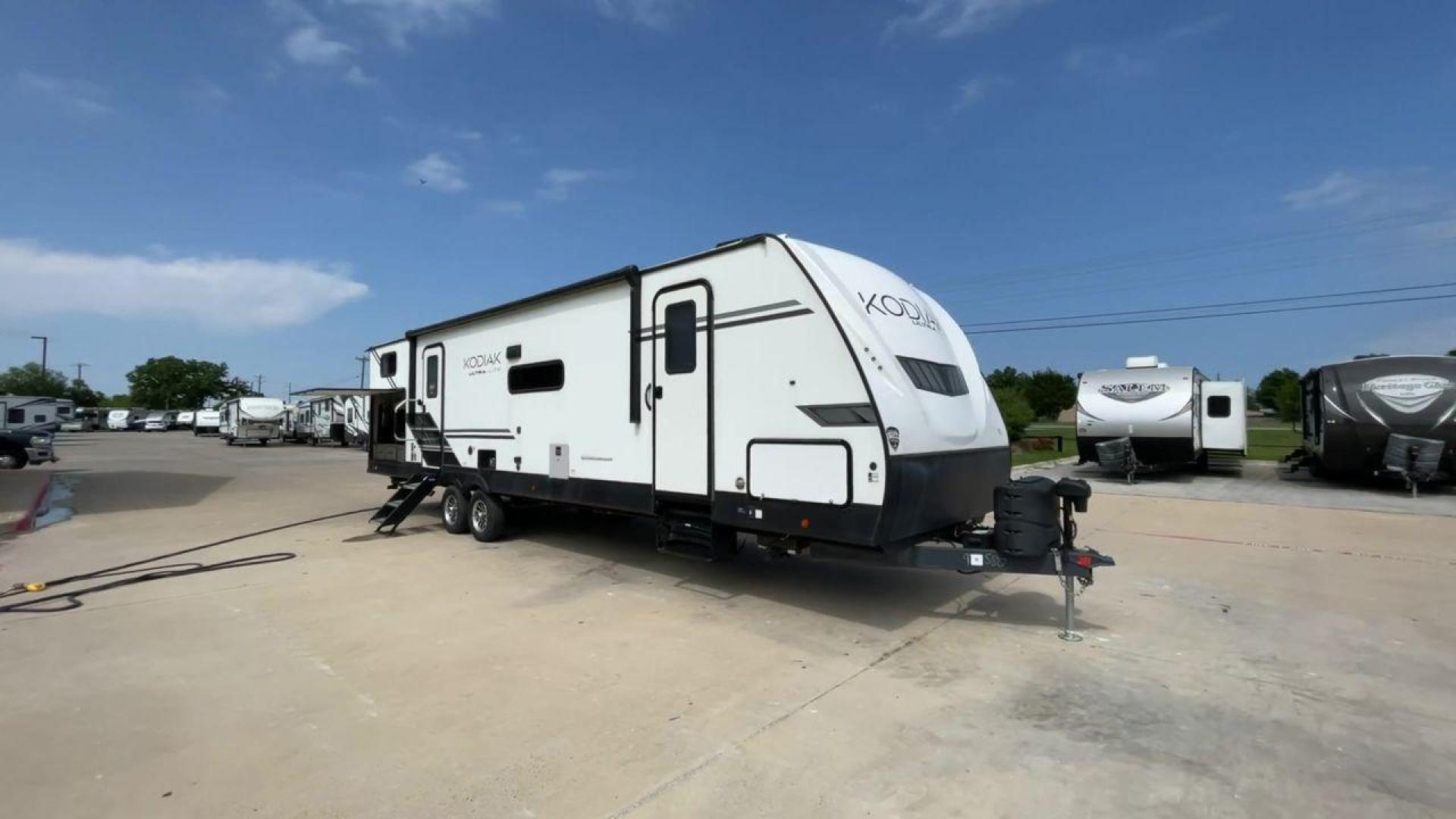 2022 KEYSTONE KODIAK 332BHSL (4YDTKDR21NJ) , Length: 37.25 ft | Dry Weight: 7,073 lbs | Slides: 2 transmission, located at 4319 N Main St, Cleburne, TX, 76033, (817) 678-5133, 32.385960, -97.391212 - The 2022 Keystone Kodiak 332BHSL is a spacious and versatile travel trailer perfect for accommodating large families or groups of travelers. This RV provides ample space for everyone to unwind and enjoy themselves, with a length of 37.25 feet, two slides and a dry weight of 7,037 lbs. This travel tr - Photo#3