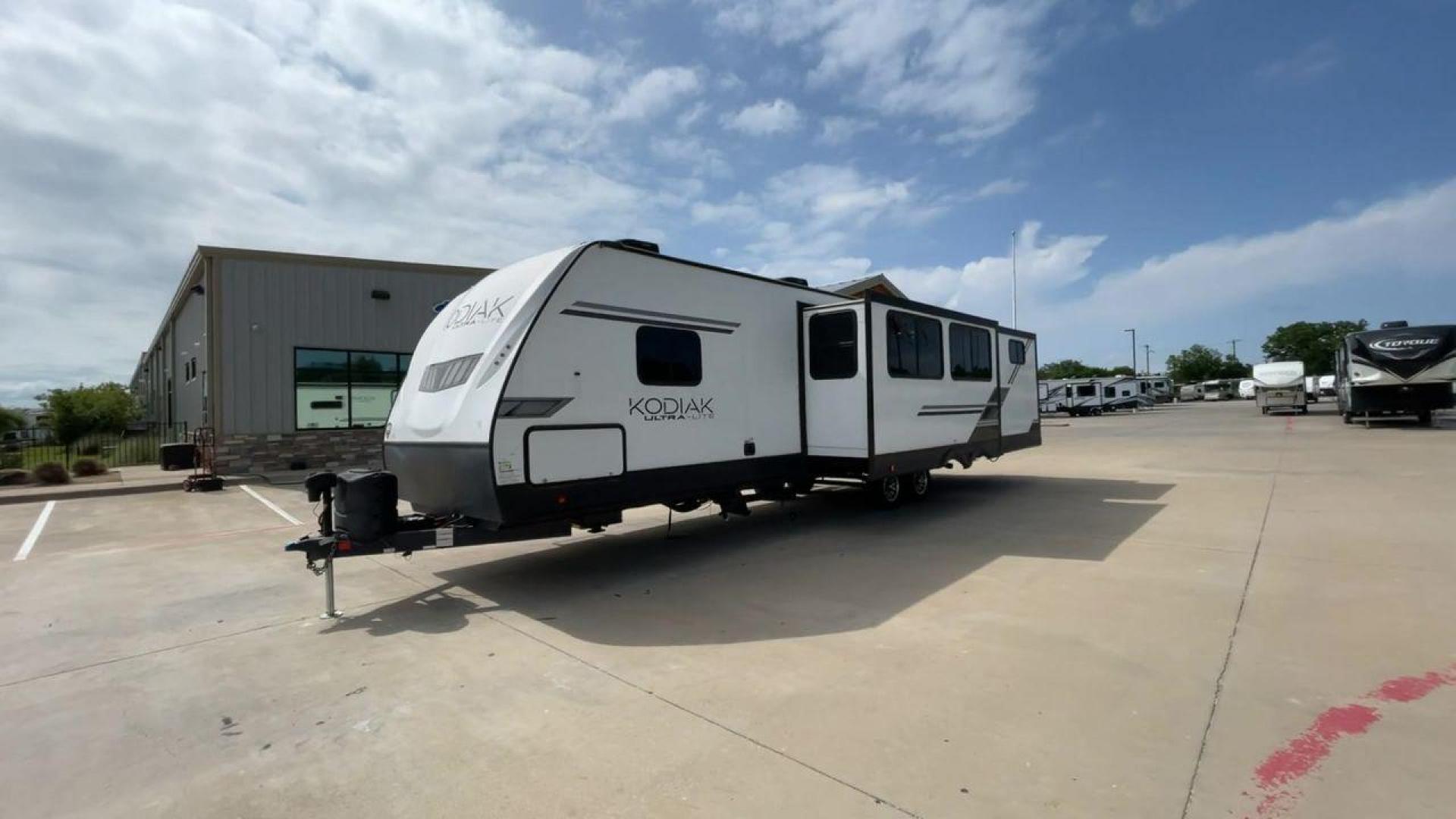 2022 KEYSTONE KODIAK 332BHSL (4YDTKDR21NJ) , Length: 37.25 ft | Dry Weight: 7,073 lbs | Slides: 2 transmission, located at 4319 N Main St, Cleburne, TX, 76033, (817) 678-5133, 32.385960, -97.391212 - The 2022 Keystone Kodiak 332BHSL is a spacious and versatile travel trailer perfect for accommodating large families or groups of travelers. This RV provides ample space for everyone to unwind and enjoy themselves, with a length of 37.25 feet, two slides and a dry weight of 7,037 lbs. This travel tr - Photo#5