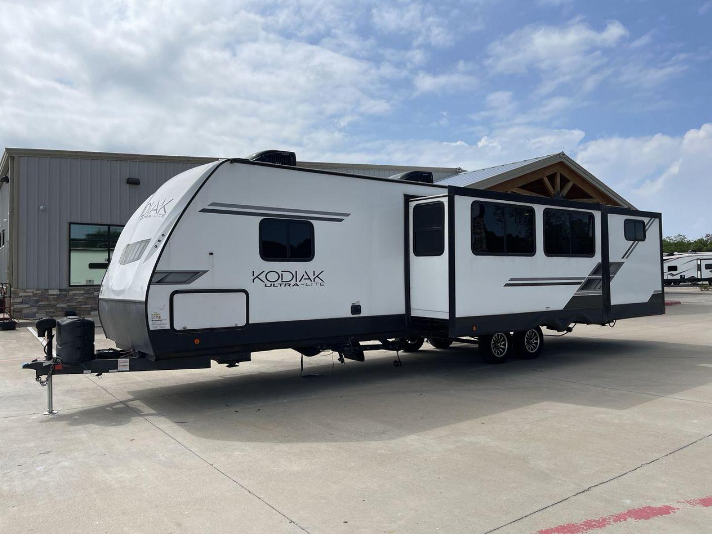 2022 KEYSTONE KODIAK 332BHSL (4YDTKDR21NJ) , Length: 37.25 ft | Dry Weight: 7,073 lbs | Slides: 2 transmission, located at 4319 N Main St, Cleburne, TX, 76033, (817) 678-5133, 32.385960, -97.391212 - The 2022 Keystone Kodiak 332BHSL is a spacious and versatile travel trailer perfect for accommodating large families or groups of travelers. This RV provides ample space for everyone to unwind and enjoy themselves, with a length of 37.25 feet, two slides and a dry weight of 7,037 lbs. This travel tr - Photo#25