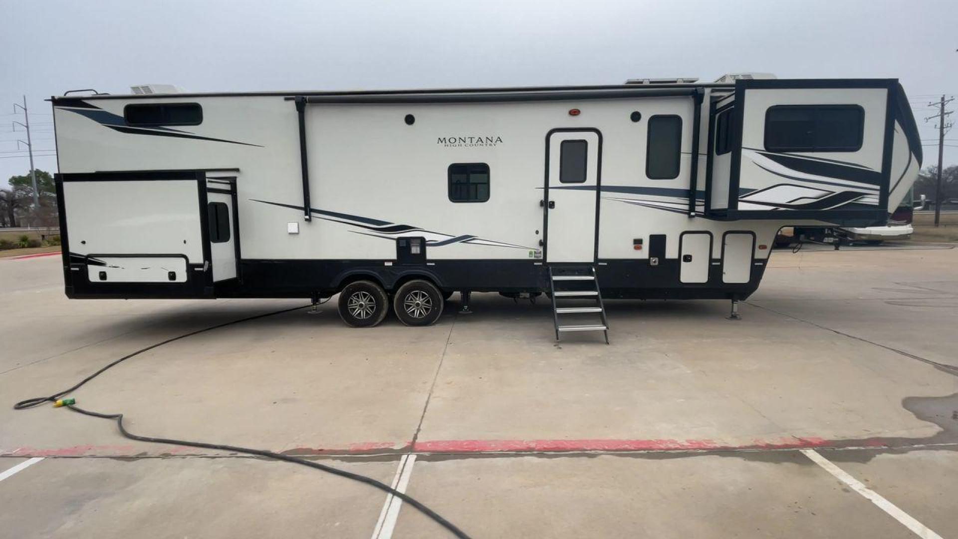 2022 KEYSTONE MONTANA 377FL (4YDFHMU26NA) , Length: 41.92 ft | Dry Weight: 13,267 lbs | Gross Weight: 16,460 lbs | Slides: 4 transmission, located at 4319 N Main St, Cleburne, TX, 76033, (817) 678-5133, 32.385960, -97.391212 - The 2022 Keystone Montana 377FL is a luxury fifth wheel that offers an upscale design and a front-living floor plan, ideal for extended travel or full-time living. Its body features a clean white base color with bold black and gray graphics, creating a sleek and contemporary look. With its sophistic - Photo#2