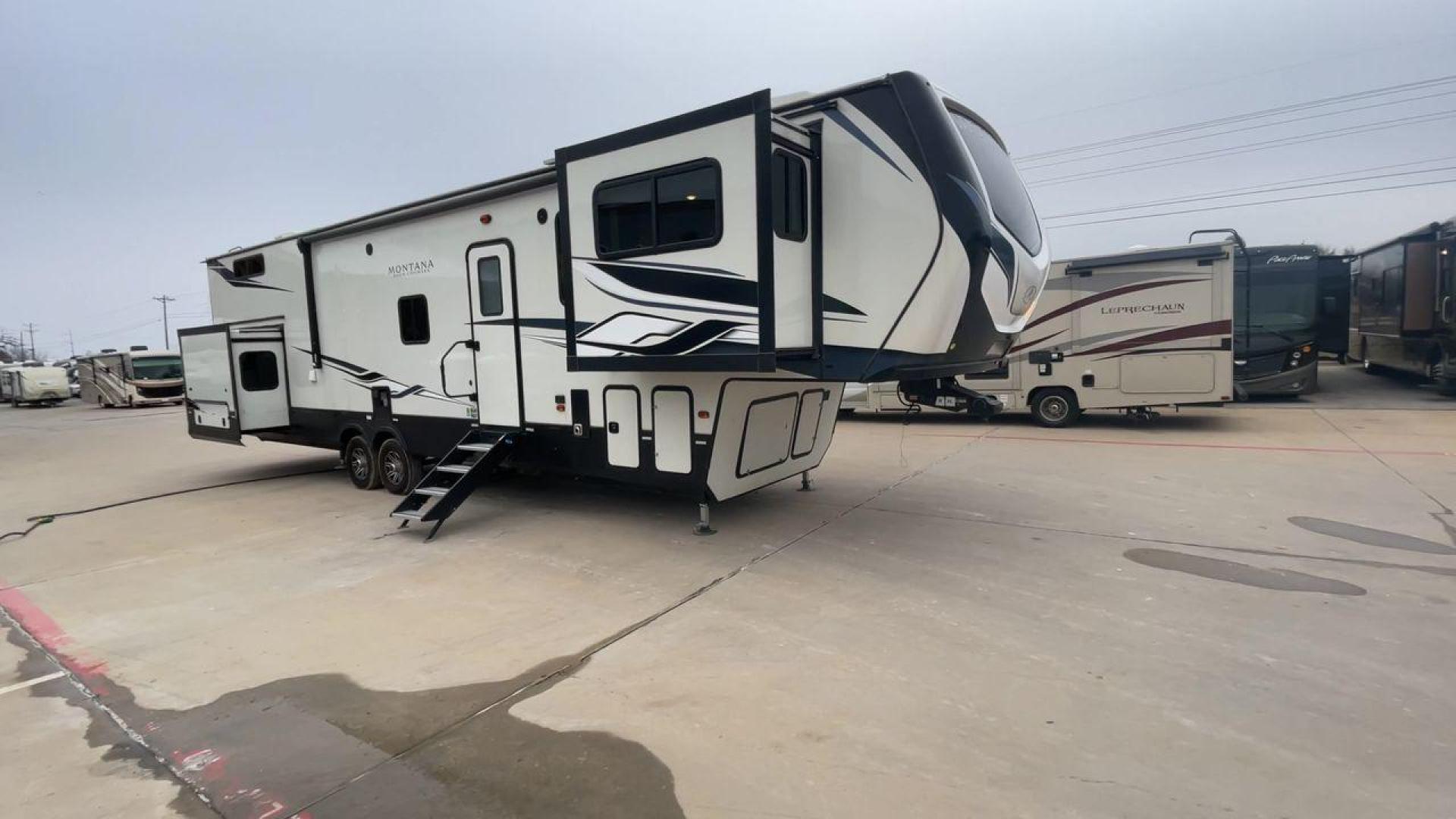 2022 KEYSTONE MONTANA 377FL (4YDFHMU26NA) , Length: 41.92 ft | Dry Weight: 13,267 lbs | Gross Weight: 16,460 lbs | Slides: 4 transmission, located at 4319 N Main St, Cleburne, TX, 76033, (817) 678-5133, 32.385960, -97.391212 - The 2022 Keystone Montana 377FL is a luxury fifth wheel that offers an upscale design and a front-living floor plan, ideal for extended travel or full-time living. Its body features a clean white base color with bold black and gray graphics, creating a sleek and contemporary look. With its sophistic - Photo#3