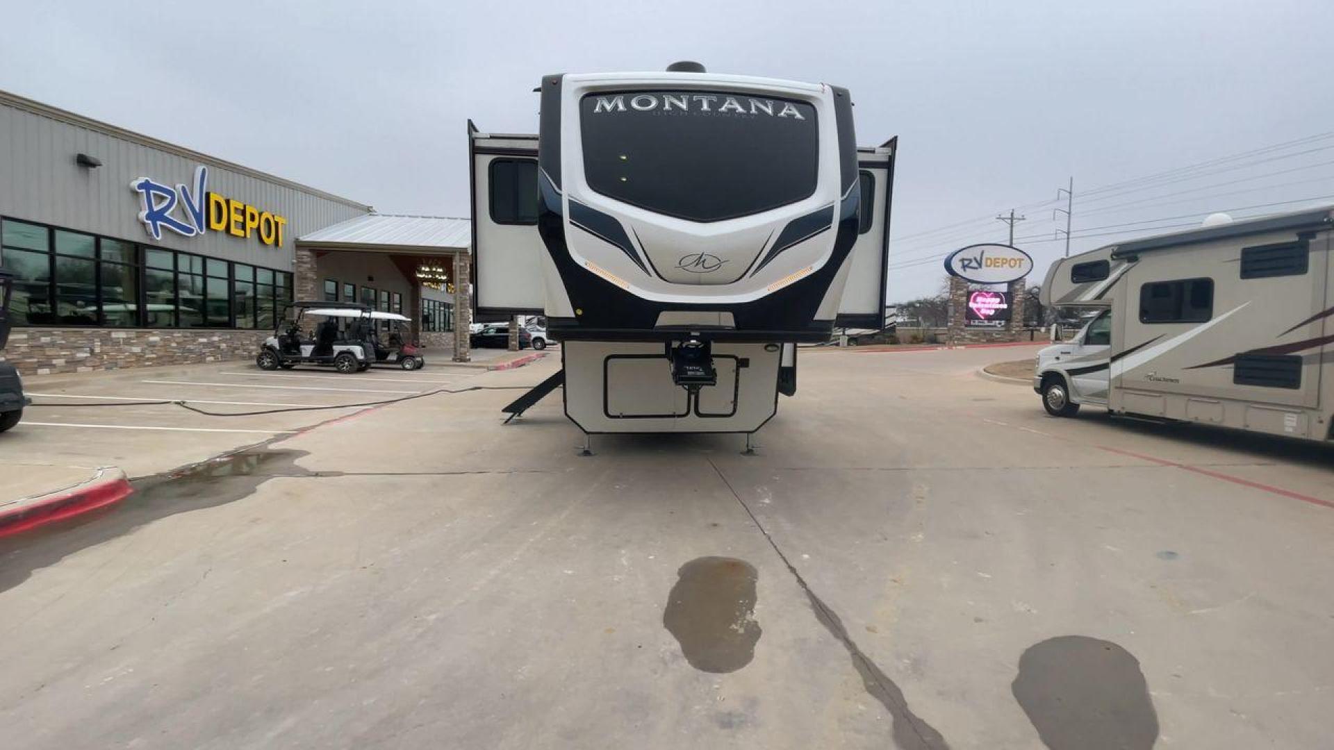 2022 KEYSTONE MONTANA 377FL (4YDFHMU26NA) , Length: 41.92 ft | Dry Weight: 13,267 lbs | Gross Weight: 16,460 lbs | Slides: 4 transmission, located at 4319 N Main St, Cleburne, TX, 76033, (817) 678-5133, 32.385960, -97.391212 - The 2022 Keystone Montana 377FL is a luxury fifth wheel that offers an upscale design and a front-living floor plan, ideal for extended travel or full-time living. Its body features a clean white base color with bold black and gray graphics, creating a sleek and contemporary look. With its sophistic - Photo#4