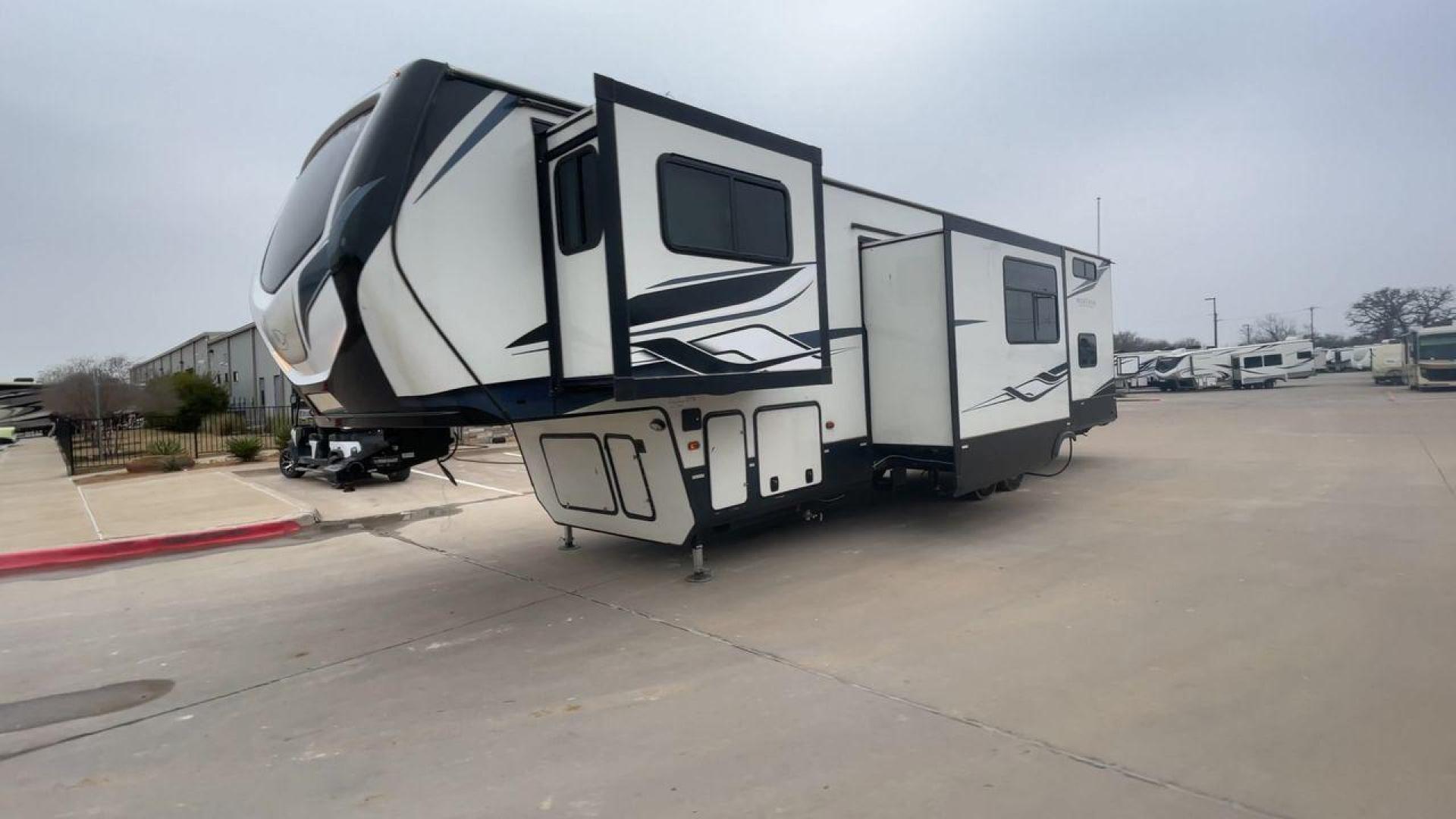 2022 KEYSTONE MONTANA 377FL (4YDFHMU26NA) , Length: 41.92 ft | Dry Weight: 13,267 lbs | Gross Weight: 16,460 lbs | Slides: 4 transmission, located at 4319 N Main St, Cleburne, TX, 76033, (817) 678-5133, 32.385960, -97.391212 - The 2022 Keystone Montana 377FL is a luxury fifth wheel that offers an upscale design and a front-living floor plan, ideal for extended travel or full-time living. Its body features a clean white base color with bold black and gray graphics, creating a sleek and contemporary look. With its sophistic - Photo#5