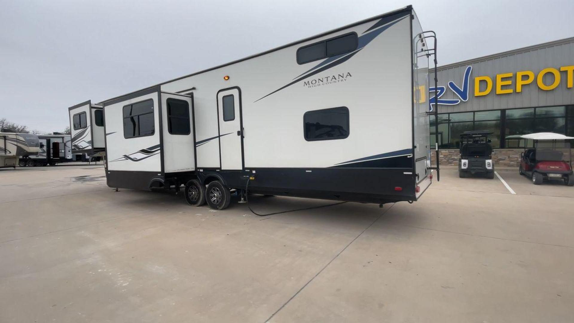 2022 KEYSTONE MONTANA 377FL (4YDFHMU26NA) , Length: 41.92 ft | Dry Weight: 13,267 lbs | Gross Weight: 16,460 lbs | Slides: 4 transmission, located at 4319 N Main St, Cleburne, TX, 76033, (817) 678-5133, 32.385960, -97.391212 - The 2022 Keystone Montana 377FL is a luxury fifth wheel that offers an upscale design and a front-living floor plan, ideal for extended travel or full-time living. Its body features a clean white base color with bold black and gray graphics, creating a sleek and contemporary look. With its sophistic - Photo#7