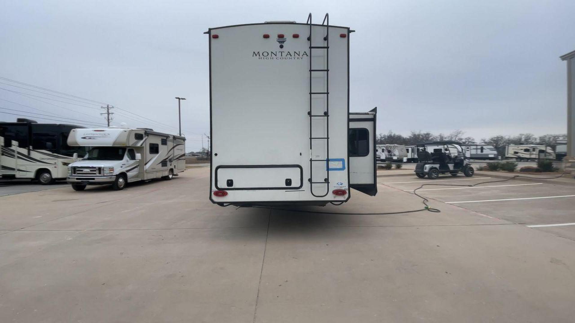 2022 KEYSTONE MONTANA 377FL (4YDFHMU26NA) , Length: 41.92 ft | Dry Weight: 13,267 lbs | Gross Weight: 16,460 lbs | Slides: 4 transmission, located at 4319 N Main St, Cleburne, TX, 76033, (817) 678-5133, 32.385960, -97.391212 - The 2022 Keystone Montana 377FL is a luxury fifth wheel that offers an upscale design and a front-living floor plan, ideal for extended travel or full-time living. Its body features a clean white base color with bold black and gray graphics, creating a sleek and contemporary look. With its sophistic - Photo#8