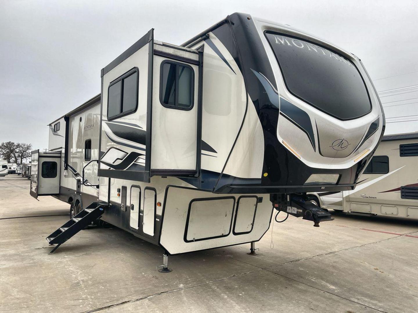 2022 KEYSTONE MONTANA 377FL (4YDFHMU26NA) , Length: 41.92 ft | Dry Weight: 13,267 lbs | Gross Weight: 16,460 lbs | Slides: 4 transmission, located at 4319 N Main St, Cleburne, TX, 76033, (817) 678-5133, 32.385960, -97.391212 - The 2022 Keystone Montana 377FL is a luxury fifth wheel that offers an upscale design and a front-living floor plan, ideal for extended travel or full-time living. Its body features a clean white base color with bold black and gray graphics, creating a sleek and contemporary look. With its sophistic - Photo#23