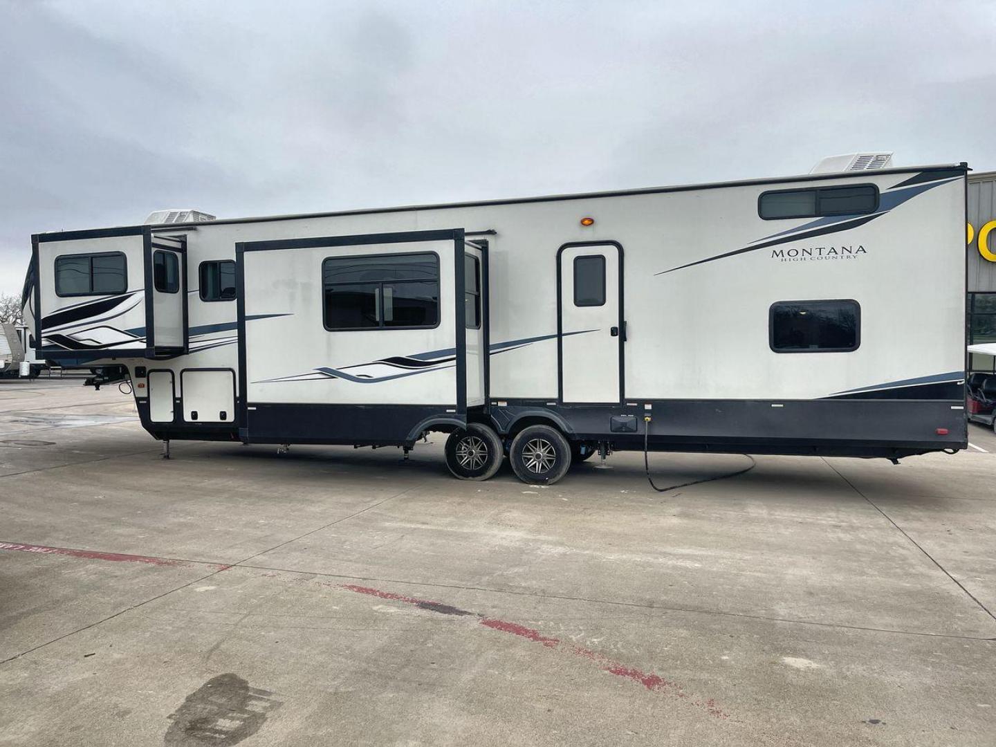 2022 KEYSTONE MONTANA 377FL (4YDFHMU26NA) , Length: 41.92 ft | Dry Weight: 13,267 lbs | Gross Weight: 16,460 lbs | Slides: 4 transmission, located at 4319 N Main St, Cleburne, TX, 76033, (817) 678-5133, 32.385960, -97.391212 - The 2022 Keystone Montana 377FL is a luxury fifth wheel that offers an upscale design and a front-living floor plan, ideal for extended travel or full-time living. Its body features a clean white base color with bold black and gray graphics, creating a sleek and contemporary look. With its sophistic - Photo#24