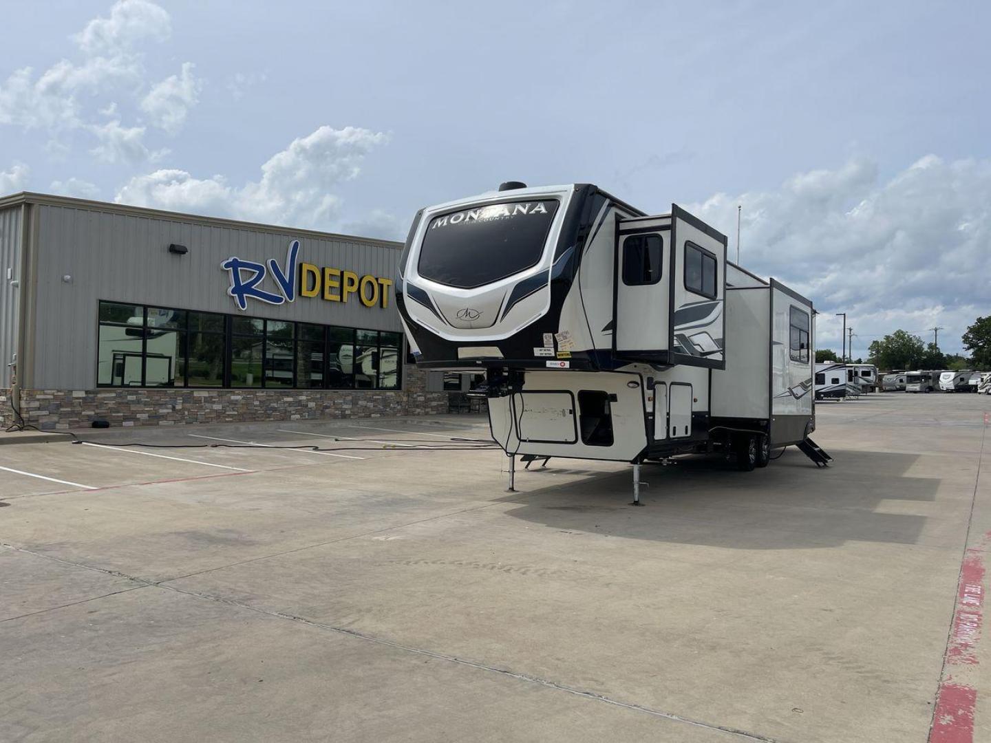 2022 KEYSTONE MONTANA 377FL (4YDFHMU26NA) , located at 4319 N Main St, Cleburne, TX, 76033, (817) 678-5133, 32.385960, -97.391212 - Photo#0