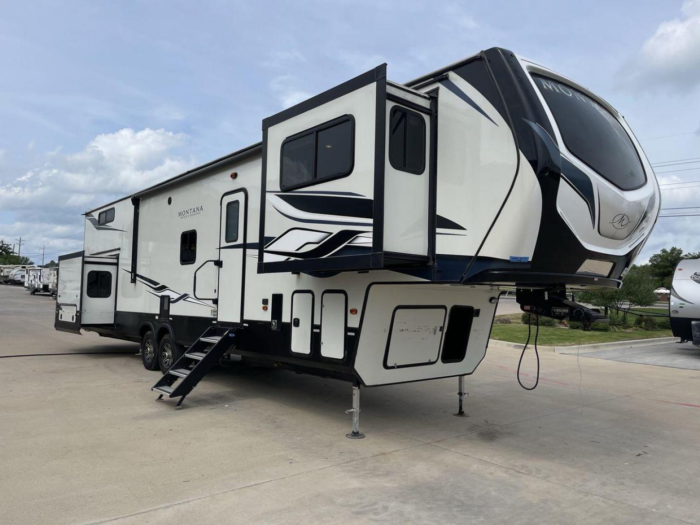 2022 KEYSTONE MONTANA 377FL (4YDFHMU26NA) , located at 4319 N Main St, Cleburne, TX, 76033, (817) 678-5133, 32.385960, -97.391212 - Photo#23