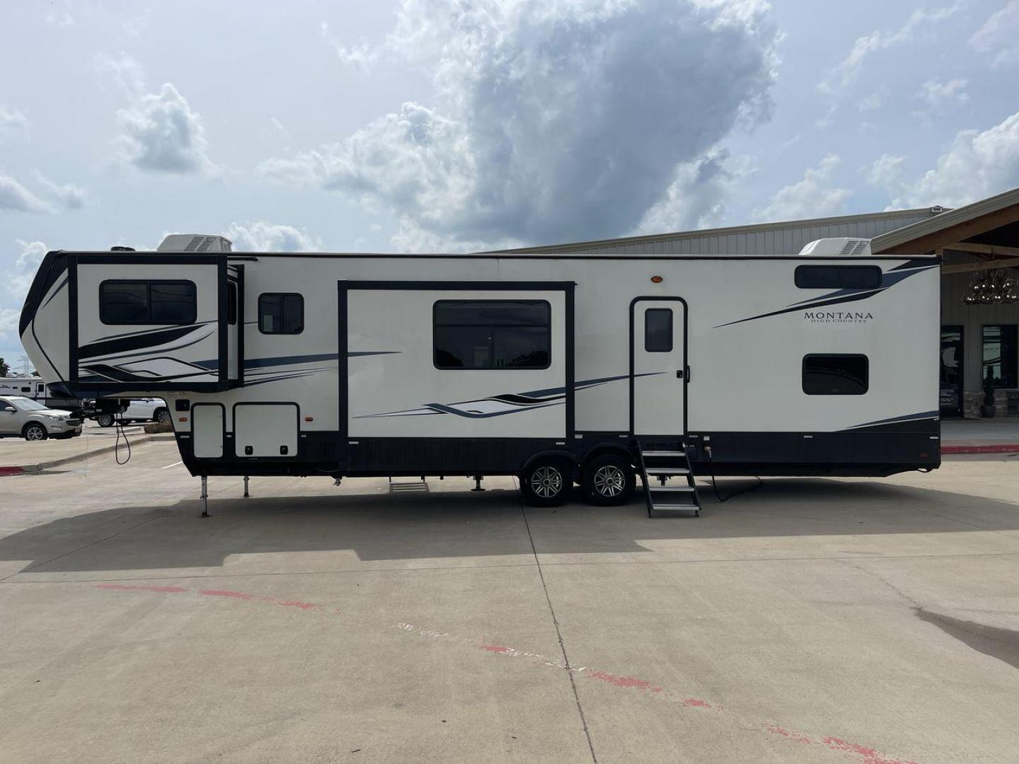 2022 KEYSTONE MONTANA 377FL (4YDFHMU26NA) , located at 4319 N Main St, Cleburne, TX, 76033, (817) 678-5133, 32.385960, -97.391212 - Photo#24