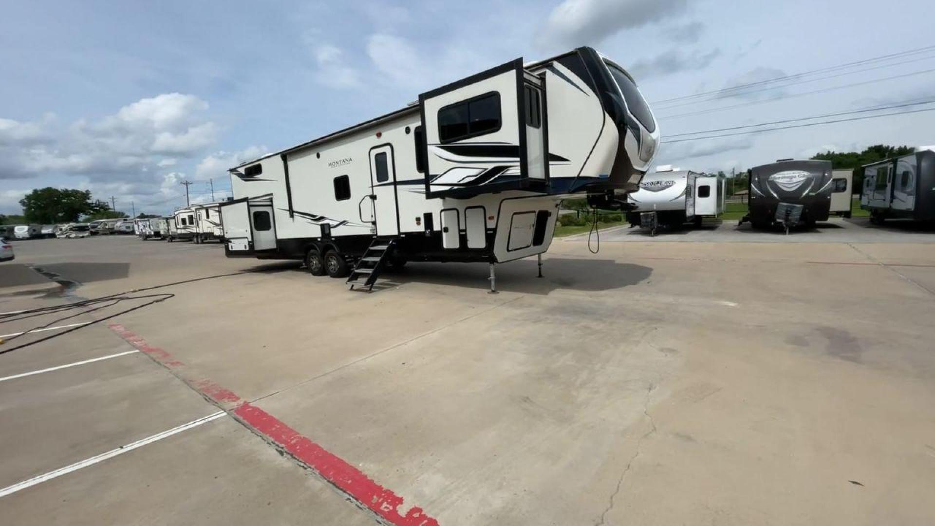 2022 KEYSTONE MONTANA 377FL (4YDFHMU26NA) , located at 4319 N Main St, Cleburne, TX, 76033, (817) 678-5133, 32.385960, -97.391212 - Photo#3