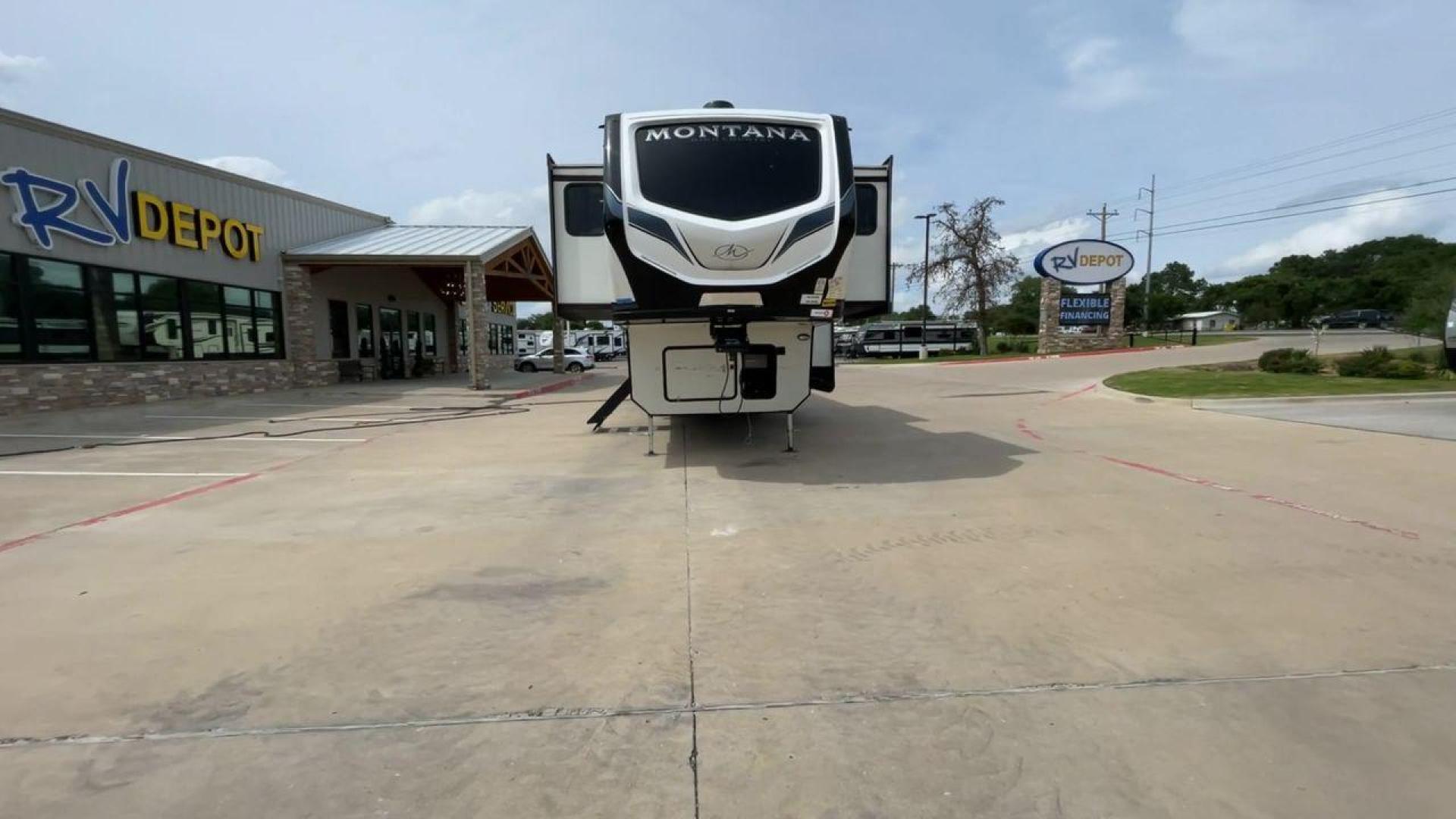 2022 KEYSTONE MONTANA 377FL (4YDFHMU26NA) , located at 4319 N Main St, Cleburne, TX, 76033, (817) 678-5133, 32.385960, -97.391212 - Photo#4