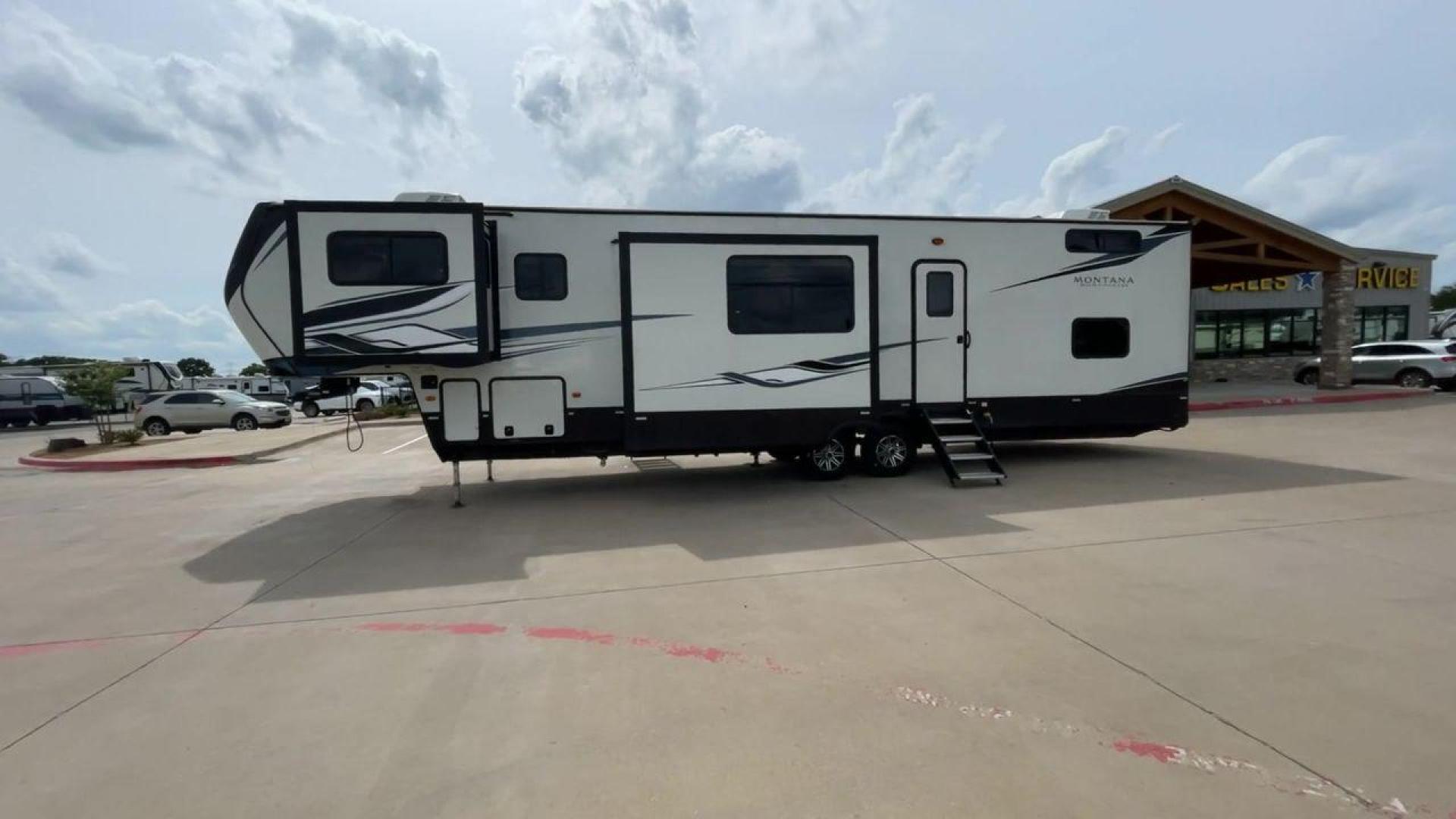 2022 KEYSTONE MONTANA 377FL (4YDFHMU26NA) , located at 4319 N Main St, Cleburne, TX, 76033, (817) 678-5133, 32.385960, -97.391212 - Photo#6