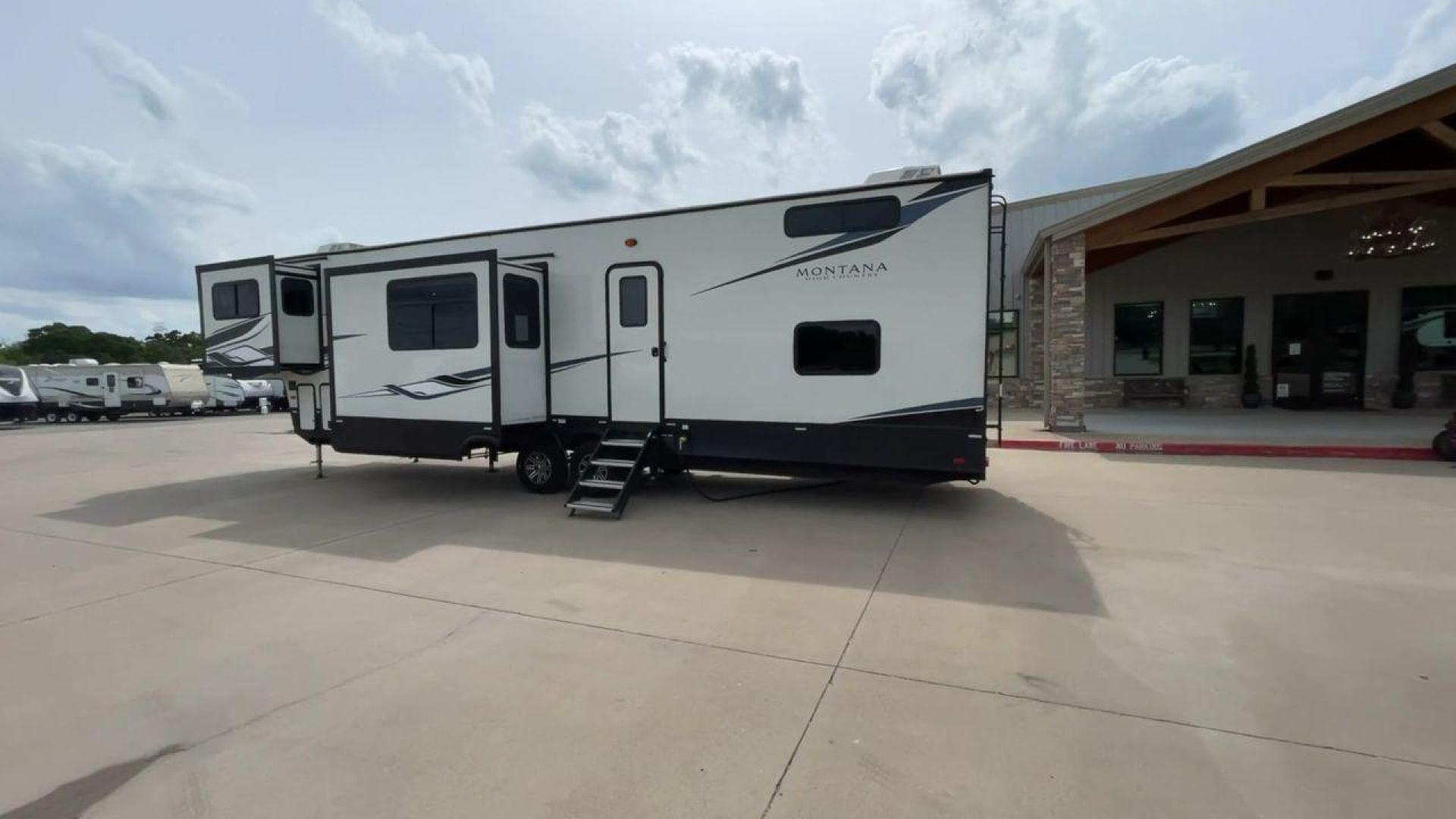 2022 KEYSTONE MONTANA 377FL (4YDFHMU26NA) , located at 4319 N Main St, Cleburne, TX, 76033, (817) 678-5133, 32.385960, -97.391212 - Photo#7