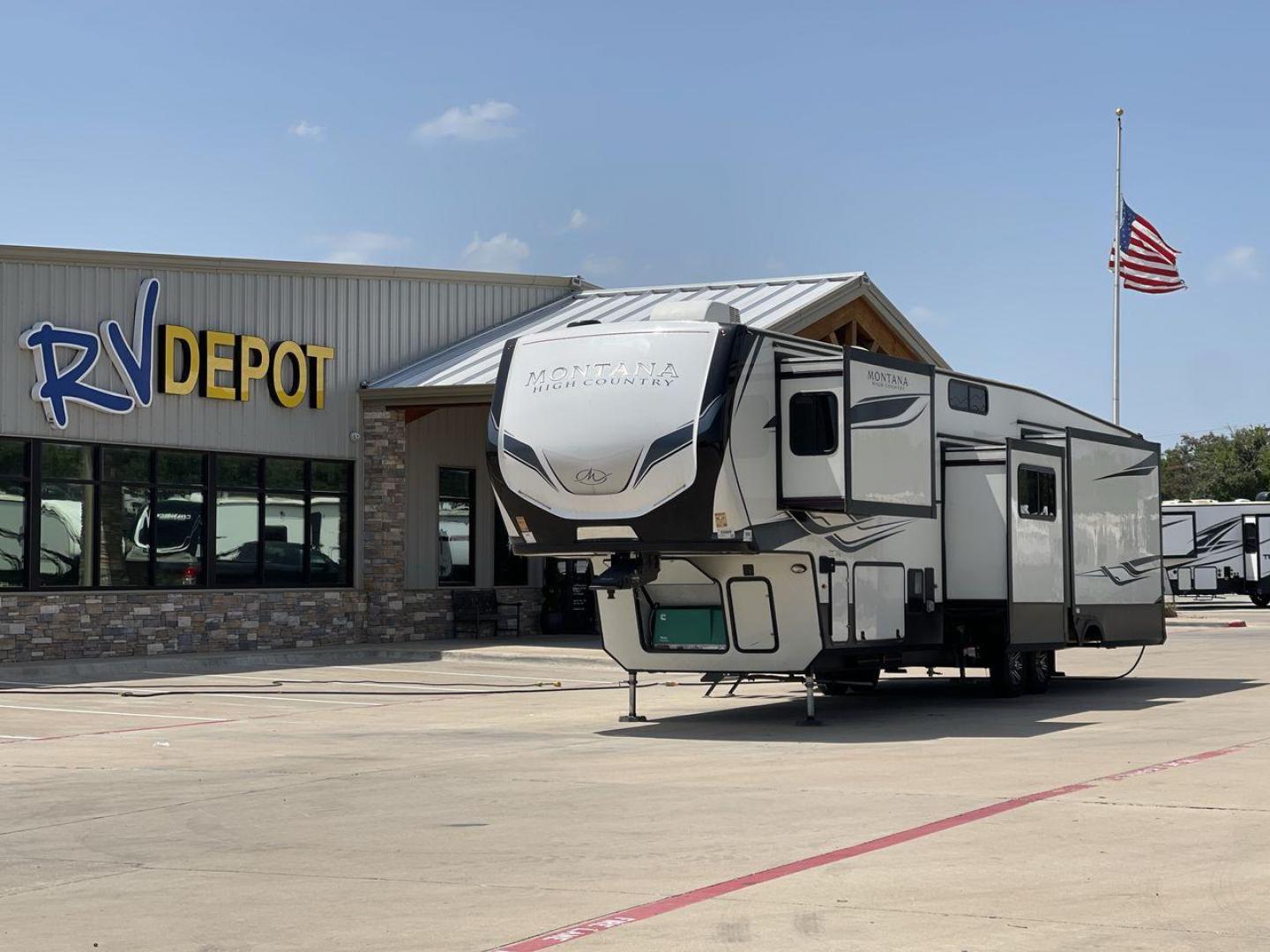 2022 KEYSTONE MONTANA 385BR (4YDFHMT20NA) , Length: 40.75 ft. | Dry Weight: 13,418 lbs. | Gross Weight: 16,500 lbs. | Slides: 4 transmission, located at 4319 N Main St, Cleburne, TX, 76033, (817) 678-5133, 32.385960, -97.391212 - Photo#0