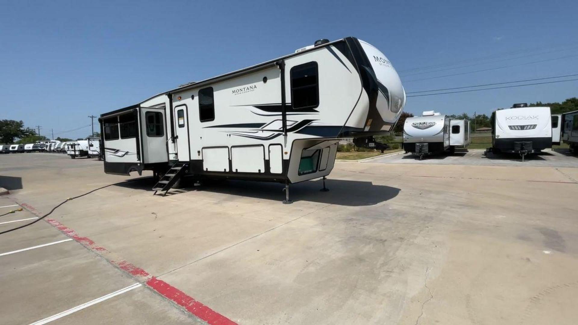 2022 KEYSTONE MONTANA 385BR (4YDFHMT20NA) , Length: 40.75 ft. | Dry Weight: 13,418 lbs. | Gross Weight: 16,500 lbs. | Slides: 4 transmission, located at 4319 N Main St, Cleburne, TX, 76033, (817) 678-5133, 32.385960, -97.391212 - Photo#3