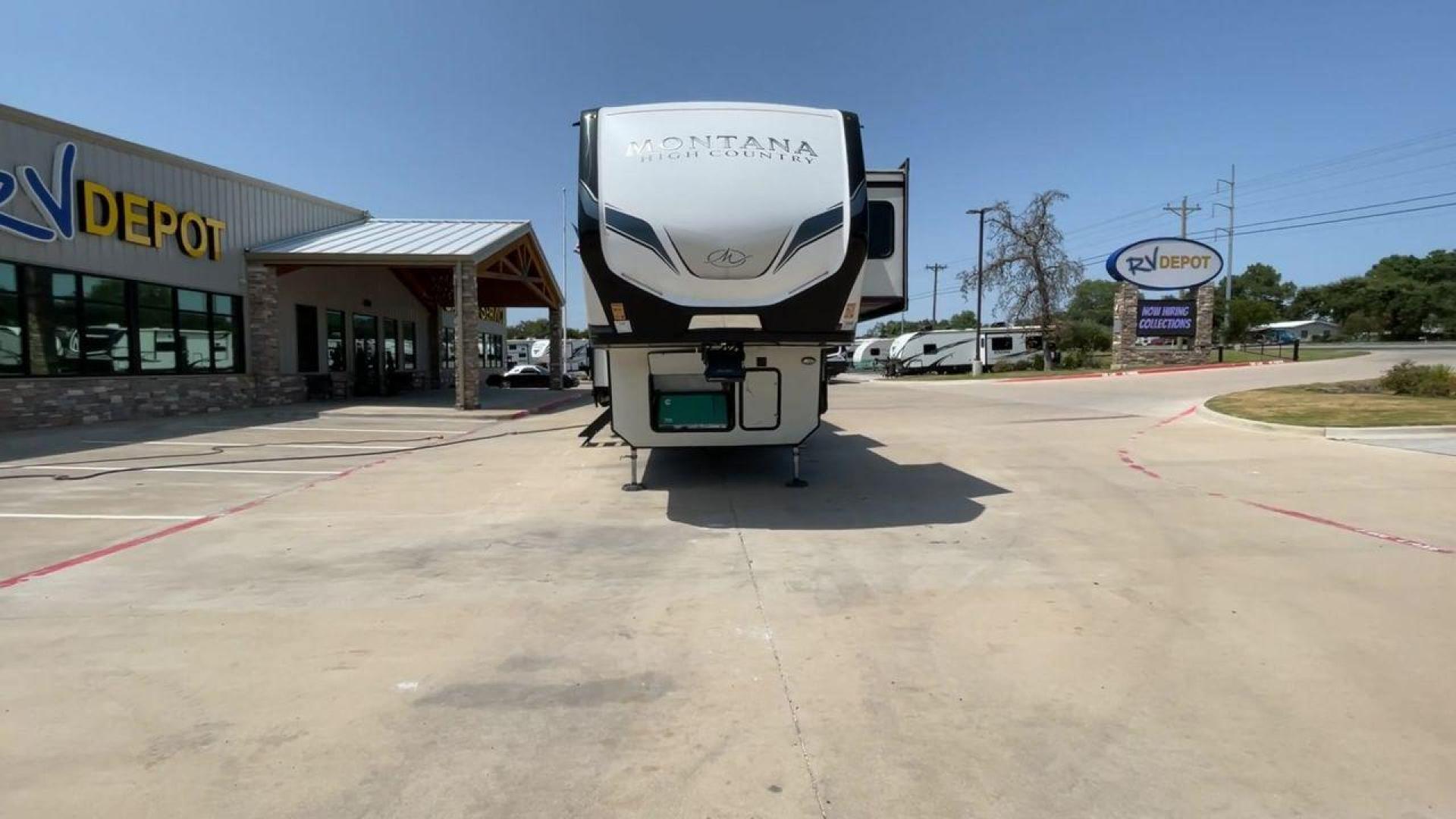 2022 KEYSTONE MONTANA 385BR (4YDFHMT20NA) , Length: 40.75 ft. | Dry Weight: 13,418 lbs. | Gross Weight: 16,500 lbs. | Slides: 4 transmission, located at 4319 N Main St, Cleburne, TX, 76033, (817) 678-5133, 32.385960, -97.391212 - Photo#4