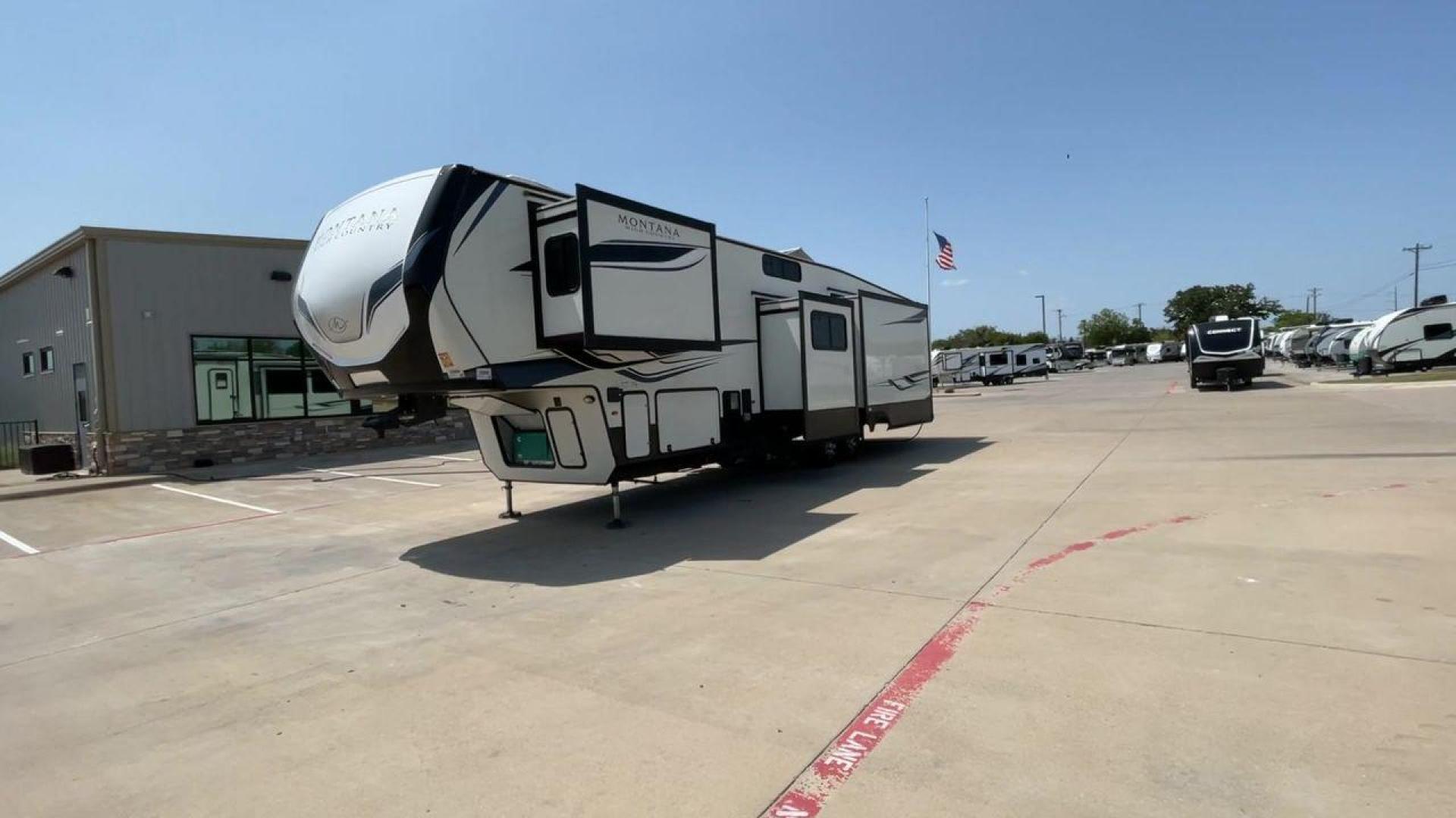 2022 KEYSTONE MONTANA 385BR (4YDFHMT20NA) , Length: 40.75 ft. | Dry Weight: 13,418 lbs. | Gross Weight: 16,500 lbs. | Slides: 4 transmission, located at 4319 N Main St, Cleburne, TX, 76033, (817) 678-5133, 32.385960, -97.391212 - Photo#5