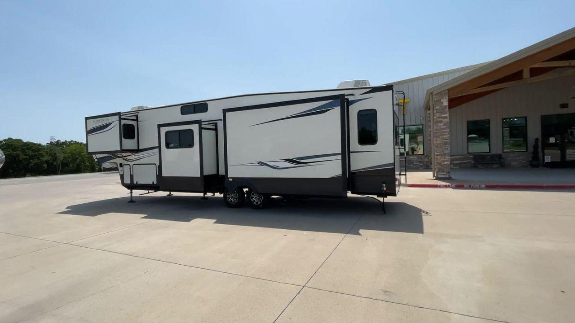 2022 KEYSTONE MONTANA 385BR (4YDFHMT20NA) , Length: 40.75 ft. | Dry Weight: 13,418 lbs. | Gross Weight: 16,500 lbs. | Slides: 4 transmission, located at 4319 N Main St, Cleburne, TX, 76033, (817) 678-5133, 32.385960, -97.391212 - Photo#7