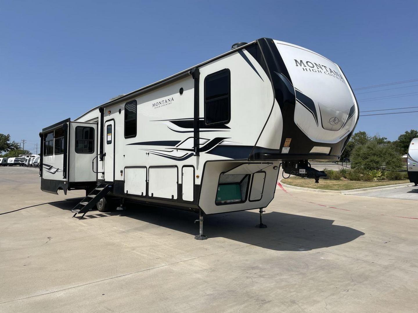 2022 KEYSTONE MONTANA 385BR (4YDFHMT20NA) , Length: 40.75 ft. | Dry Weight: 13,418 lbs. | Gross Weight: 16,500 lbs. | Slides: 4 transmission, located at 4319 N Main St, Cleburne, TX, 76033, (817) 678-5133, 32.385960, -97.391212 - Photo#22