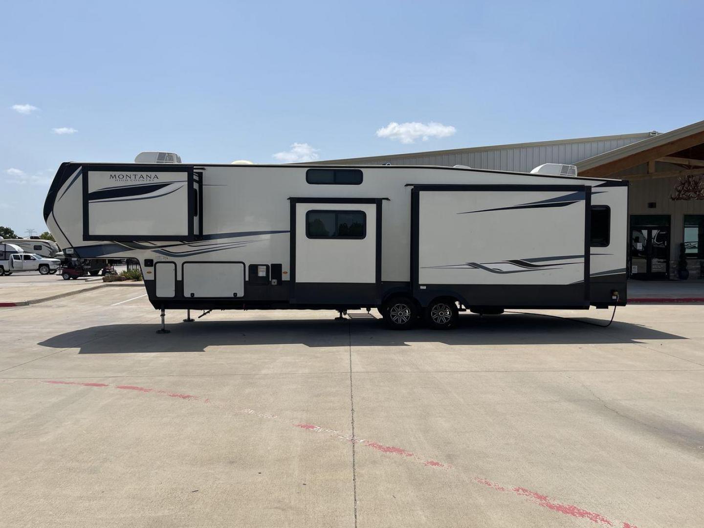 2022 KEYSTONE MONTANA 385BR (4YDFHMT20NA) , Length: 40.75 ft. | Dry Weight: 13,418 lbs. | Gross Weight: 16,500 lbs. | Slides: 4 transmission, located at 4319 N Main St, Cleburne, TX, 76033, (817) 678-5133, 32.385960, -97.391212 - Photo#23