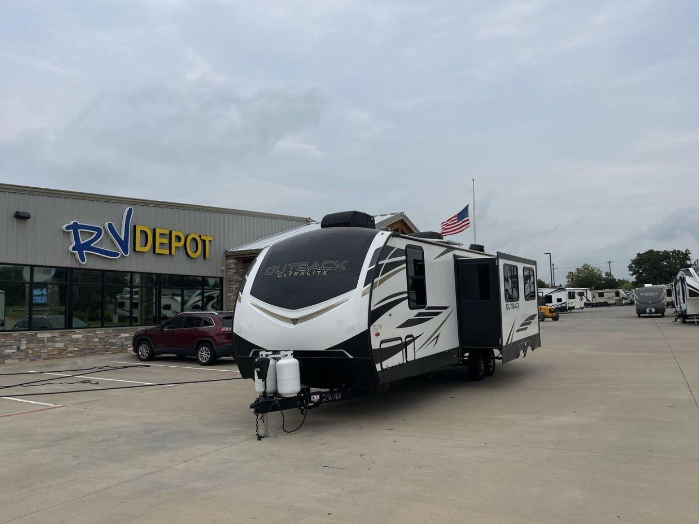 2022 KEYSTONE OUTBACK 291UBH (4YDT0BN20NB) , Length: 33.67 ft. | Dry Weight: 6,869 lbs. | Gross Weight: 8,209 lbs.8,209 lbs. | Slides: 1 transmission, located at 4319 N Main St, Cleburne, TX, 76033, (817) 678-5133, 32.385960, -97.391212 - Photo#0