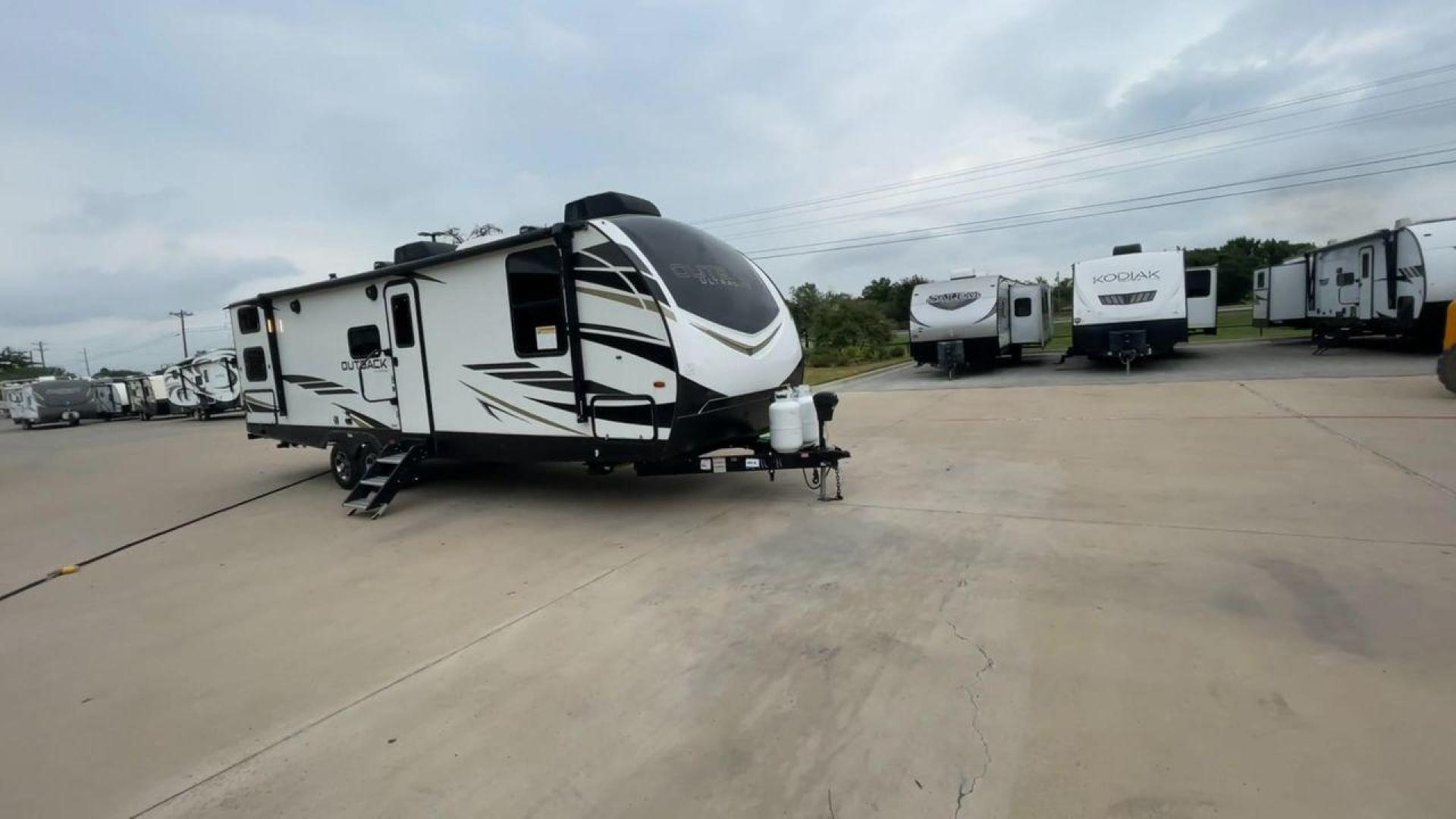 2022 KEYSTONE OUTBACK 291UBH (4YDT0BN20NB) , Length: 33.67 ft. | Dry Weight: 6,869 lbs. | Gross Weight: 8,209 lbs.8,209 lbs. | Slides: 1 transmission, located at 4319 N Main St, Cleburne, TX, 76033, (817) 678-5133, 32.385960, -97.391212 - Photo#3