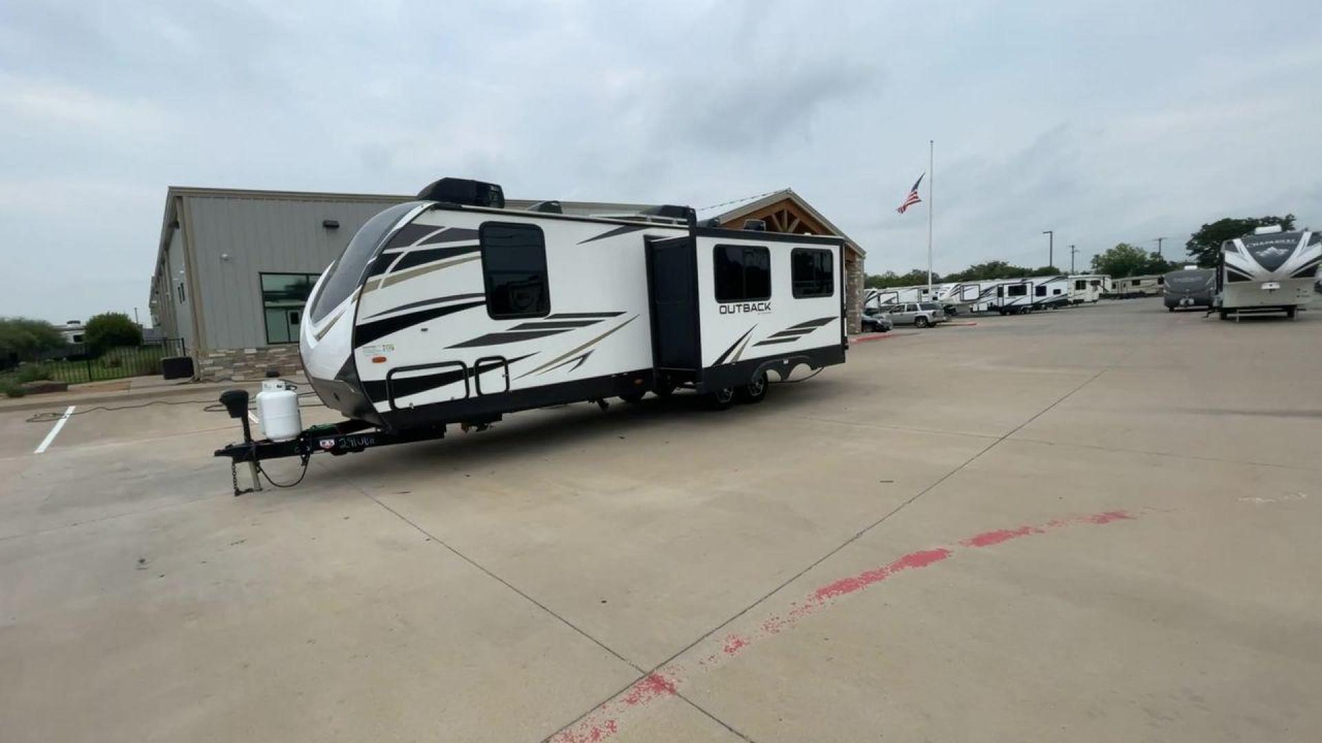 2022 KEYSTONE OUTBACK 291UBH (4YDT0BN20NB) , Length: 33.67 ft. | Dry Weight: 6,869 lbs. | Gross Weight: 8,209 lbs.8,209 lbs. | Slides: 1 transmission, located at 4319 N Main St, Cleburne, TX, 76033, (817) 678-5133, 32.385960, -97.391212 - Photo#5