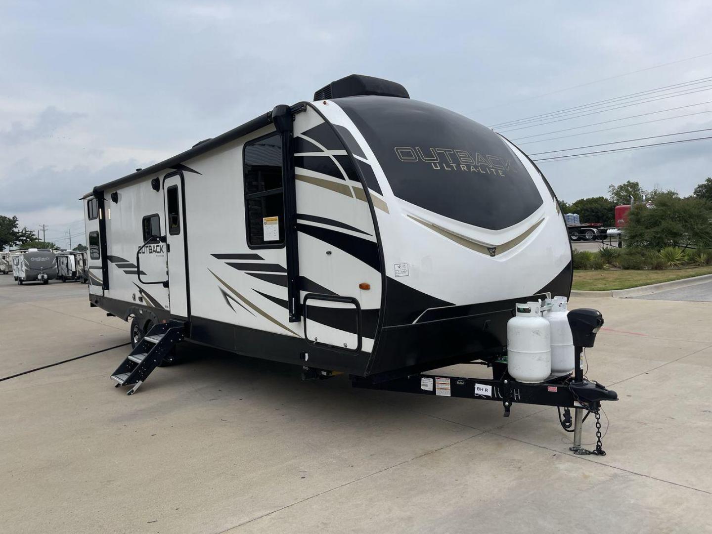 2022 KEYSTONE OUTBACK 291UBH (4YDT0BN20NB) , Length: 33.67 ft. | Dry Weight: 6,869 lbs. | Gross Weight: 8,209 lbs.8,209 lbs. | Slides: 1 transmission, located at 4319 N Main St, Cleburne, TX, 76033, (817) 678-5133, 32.385960, -97.391212 - Photo#23