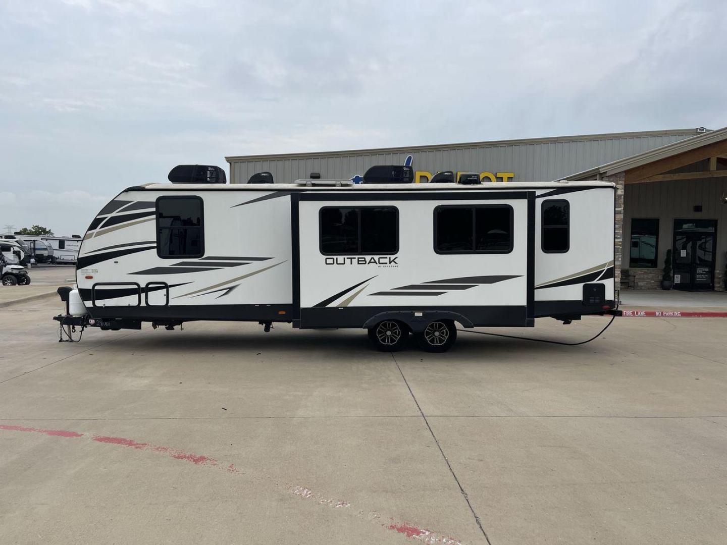 2022 KEYSTONE OUTBACK 291UBH (4YDT0BN20NB) , Length: 33.67 ft. | Dry Weight: 6,869 lbs. | Gross Weight: 8,209 lbs.8,209 lbs. | Slides: 1 transmission, located at 4319 N Main St, Cleburne, TX, 76033, (817) 678-5133, 32.385960, -97.391212 - Photo#24