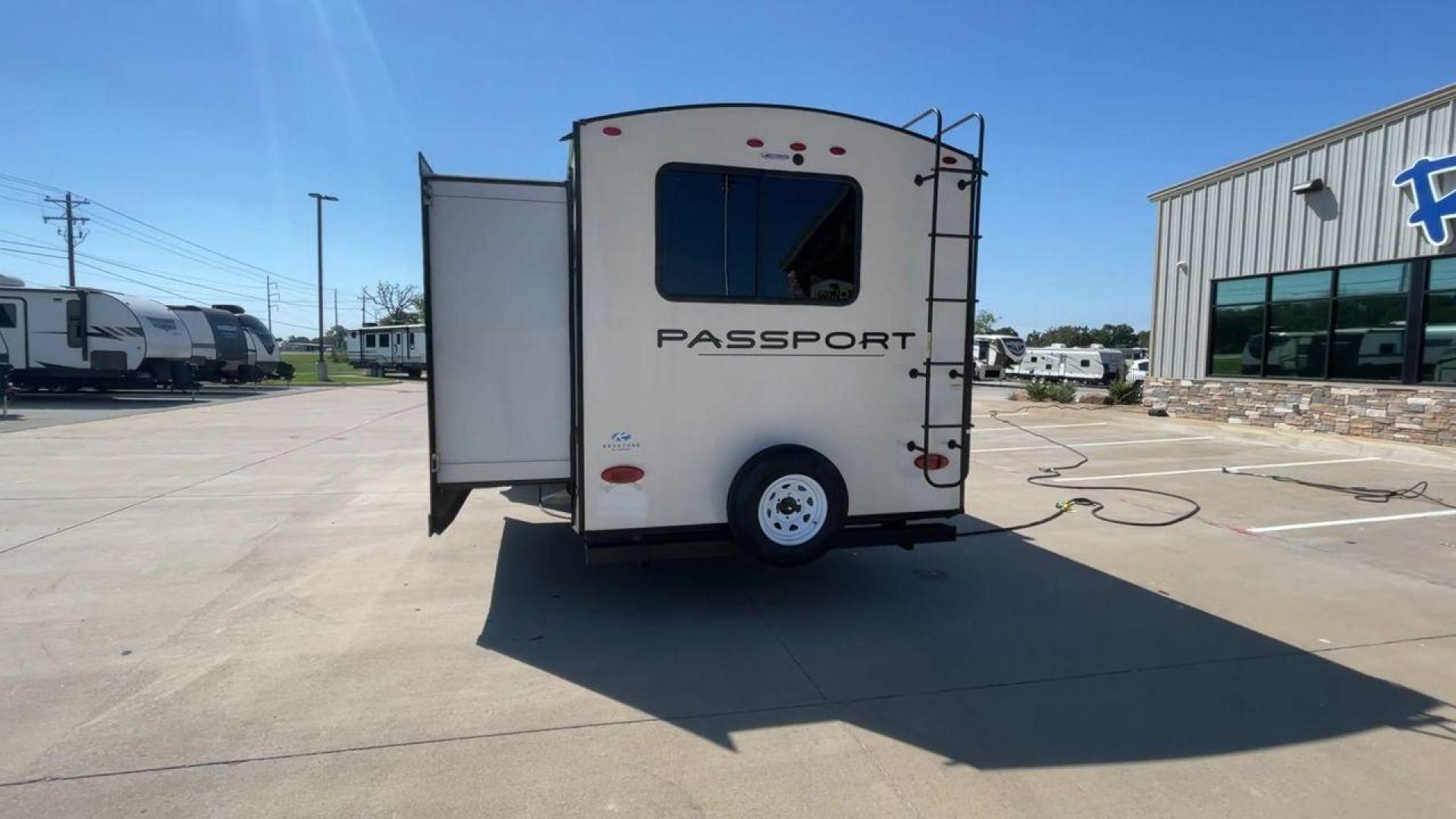 2022 KEYSTONE PASSPORT 3401QD (4YDTPPS27ND) , located at 4319 N Main St, Cleburne, TX, 76033, (817) 678-5133, 32.385960, -97.391212 - Photo#8