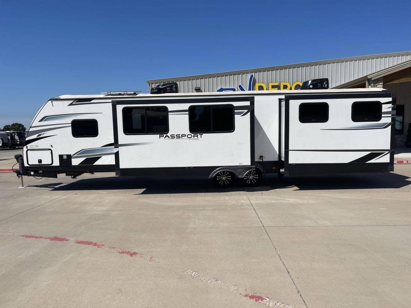 2022 KEYSTONE PASSPORT 3401QD (4YDTPPS27ND) , located at 4319 N Main St, Cleburne, TX, 76033, (817) 678-5133, 32.385960, -97.391212 - Photo#24