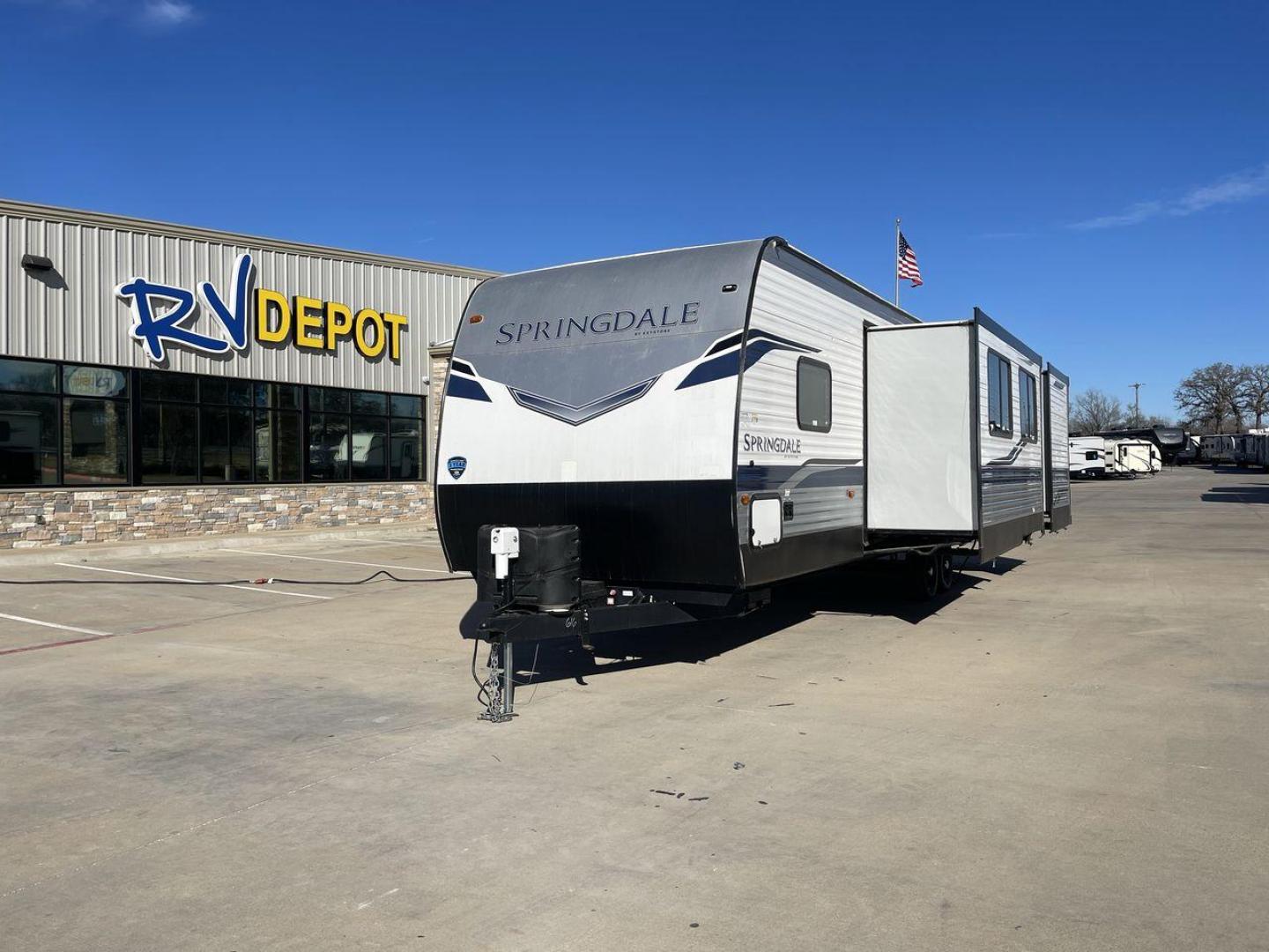 2022 KEYSTONE SPRINGDALE 303BH (4YDTSGP28N3) , Length: 35.08 ft. | Dry Weight: 7,839 lbs. | Gross Weight: 9,770 lbs. | Slides: 2 transmission, located at 4319 N Main St, Cleburne, TX, 76033, (817) 678-5133, 32.385960, -97.391212 - Experience the ultimate in comfort and versatility with the 2022 Keystone Springdale 303BH. This meticulously crafted travel trailer is designed to enhance your camping adventures to the fullest. This model boasts an impressive length of 35 feet, offering a generously designed floor plan that is per - Photo#0