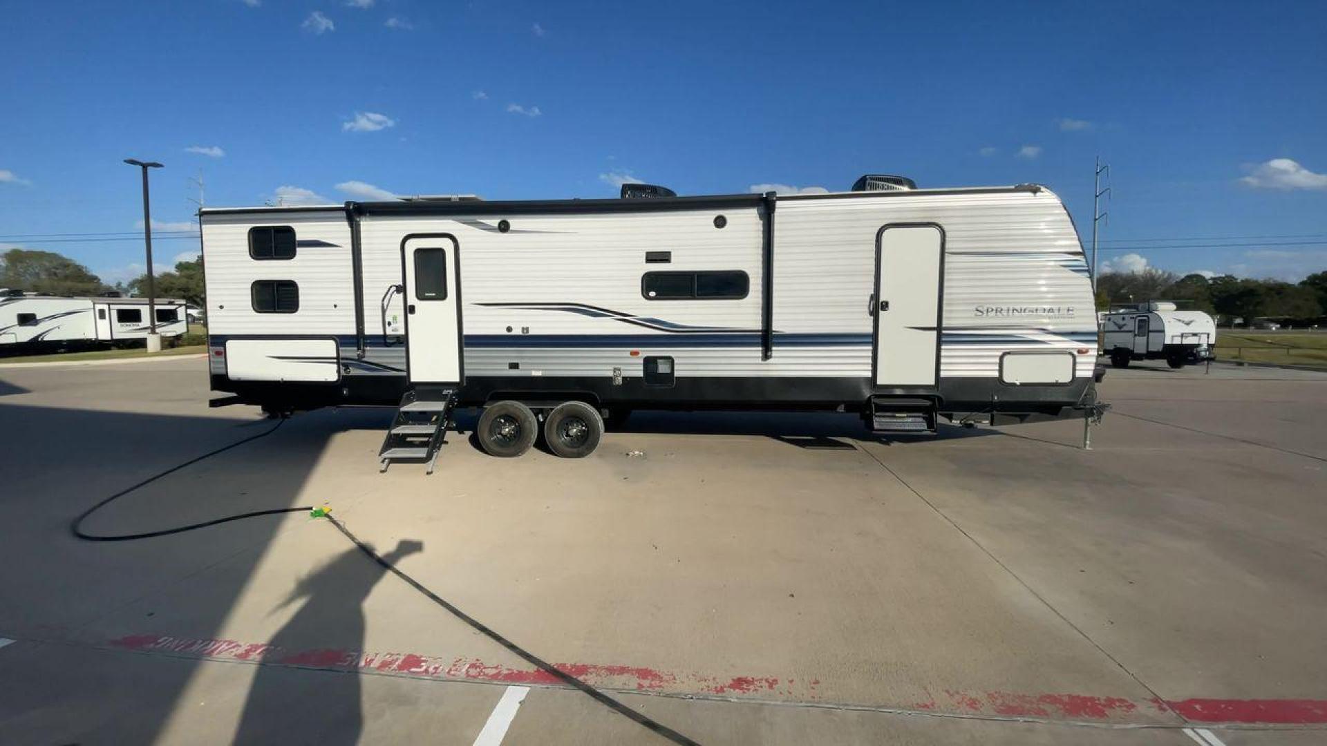 2022 KEYSTONE SPRINGDALE 335BH (4YDTSGR21N3) , Length: 37.75 ft. | Dry Weight: 8,069 lbs. | Gross Weight: 11,200 lbs. | Slides: 1 transmission, located at 4319 N Main St, Cleburne, TX, 76033, (817) 678-5133, 32.385960, -97.391212 - The 2022 Keystone Springdale 335BH is a family-oriented travel trailer featuring a spacious bunkhouse, open living area, and outdoor kitchen, making it ideal for families or groups seeking comfort and convenience on the road. This unit measures 37.75 ft in length, 8 ft in width, and 10.92 ft in heig - Photo#1