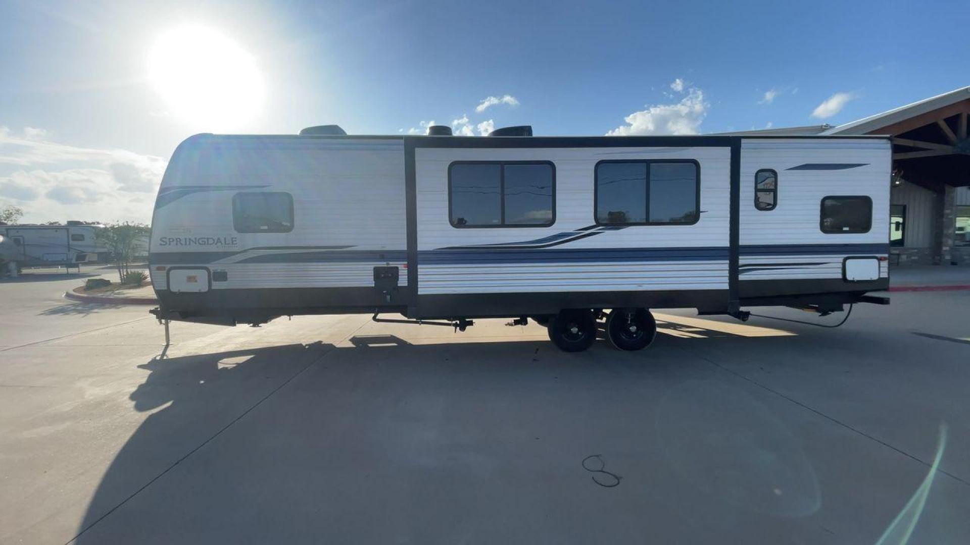 2022 KEYSTONE SPRINGDALE 335BH (4YDTSGR21N3) , Length: 37.75 ft. | Dry Weight: 8,069 lbs. | Gross Weight: 11,200 lbs. | Slides: 1 transmission, located at 4319 N Main St, Cleburne, TX, 76033, (817) 678-5133, 32.385960, -97.391212 - The 2022 Keystone Springdale 335BH is a family-oriented travel trailer featuring a spacious bunkhouse, open living area, and outdoor kitchen, making it ideal for families or groups seeking comfort and convenience on the road. This unit measures 37.75 ft in length, 8 ft in width, and 10.92 ft in heig - Photo#5