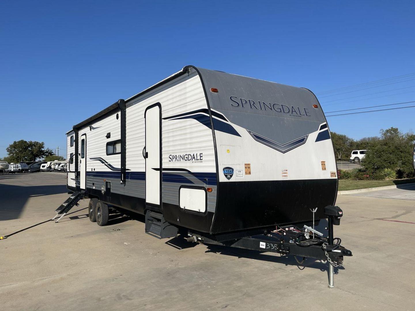 2022 KEYSTONE SPRINGDALE 335BH (4YDTSGR24N3) , Length: 37.75 ft. | Dry Weight: 8,069 lbs. | Gross Weight: 11,200 lbs. | Slides: 1 transmission, located at 4319 N Main St, Cleburne, TX, 76033, (817) 678-5133, 32.385960, -97.391212 - The 2022 Keystone Springdale 335BH is a family-oriented travel trailer featuring a spacious bunkhouse, open living area, and outdoor kitchen, making it ideal for families or groups seeking comfort and convenience on the road. This unit measures 37.75 ft in length, 8 ft in width, and 10.92 ft in heig - Photo#22