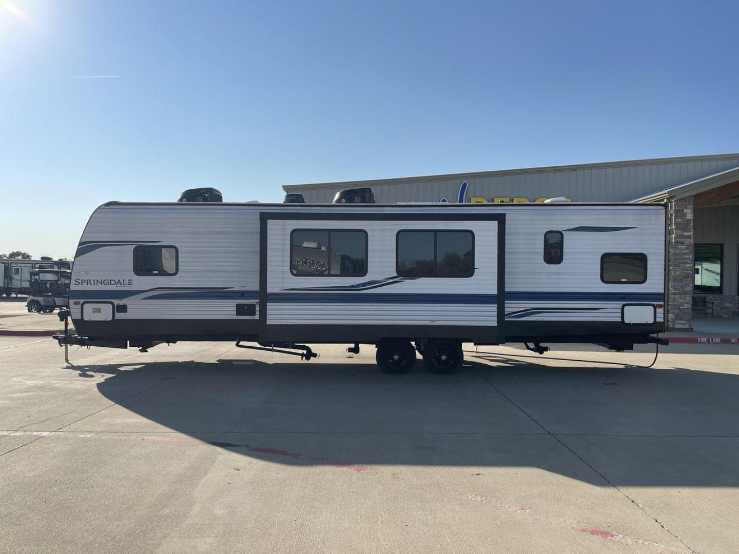 2022 KEYSTONE SPRINGDALE 335BH (4YDTSGR24N3) , Length: 37.75 ft. | Dry Weight: 8,069 lbs. | Gross Weight: 11,200 lbs. | Slides: 1 transmission, located at 4319 N Main St, Cleburne, TX, 76033, (817) 678-5133, 32.385960, -97.391212 - The 2022 Keystone Springdale 335BH is a family-oriented travel trailer featuring a spacious bunkhouse, open living area, and outdoor kitchen, making it ideal for families or groups seeking comfort and convenience on the road. This unit measures 37.75 ft in length, 8 ft in width, and 10.92 ft in heig - Photo#23