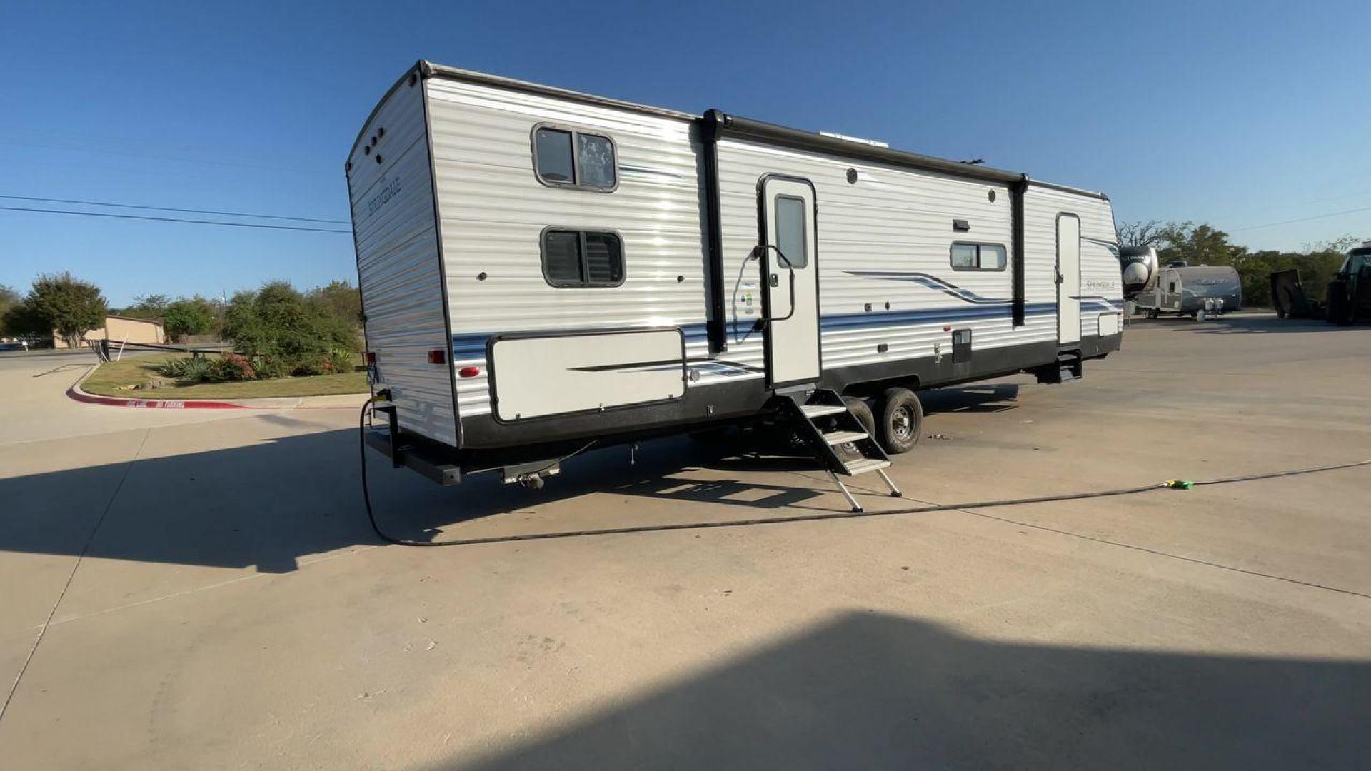 2022 KEYSTONE SPRINGDALE 335BH (4YDTSGR24N3) , Length: 37.75 ft. | Dry Weight: 8,069 lbs. | Gross Weight: 11,200 lbs. | Slides: 1 transmission, located at 4319 N Main St, Cleburne, TX, 76033, (817) 678-5133, 32.385960, -97.391212 - The 2022 Keystone Springdale 335BH is a family-oriented travel trailer featuring a spacious bunkhouse, open living area, and outdoor kitchen, making it ideal for families or groups seeking comfort and convenience on the road. This unit measures 37.75 ft in length, 8 ft in width, and 10.92 ft in heig - Photo#1