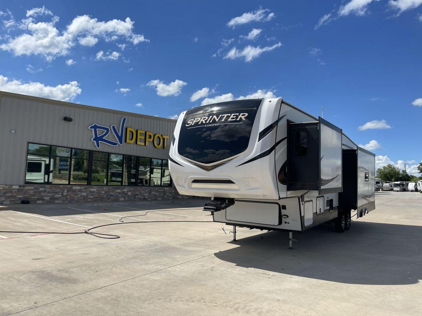 2022 KEYSTONE SPRINTER 3190RLS (4YDFSTR20N1) , located at 4319 N Main St, Cleburne, TX, 76033, (817) 678-5133, 32.385960, -97.391212 - Photo#0