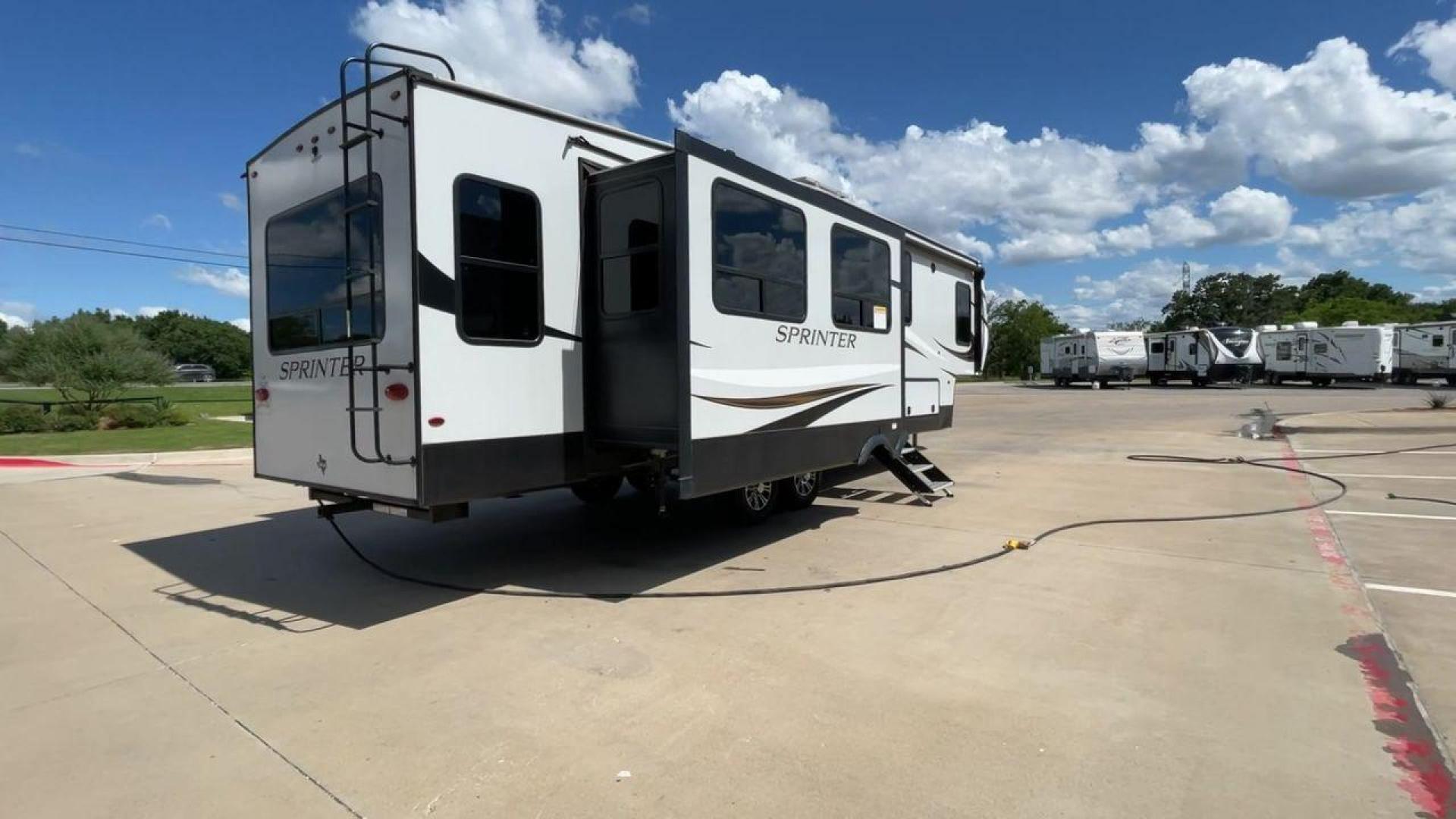 2022 KEYSTONE SPRINTER 3190RLS (4YDFSTR20N1) , located at 4319 N Main St, Cleburne, TX, 76033, (817) 678-5133, 32.385960, -97.391212 - Photo#1