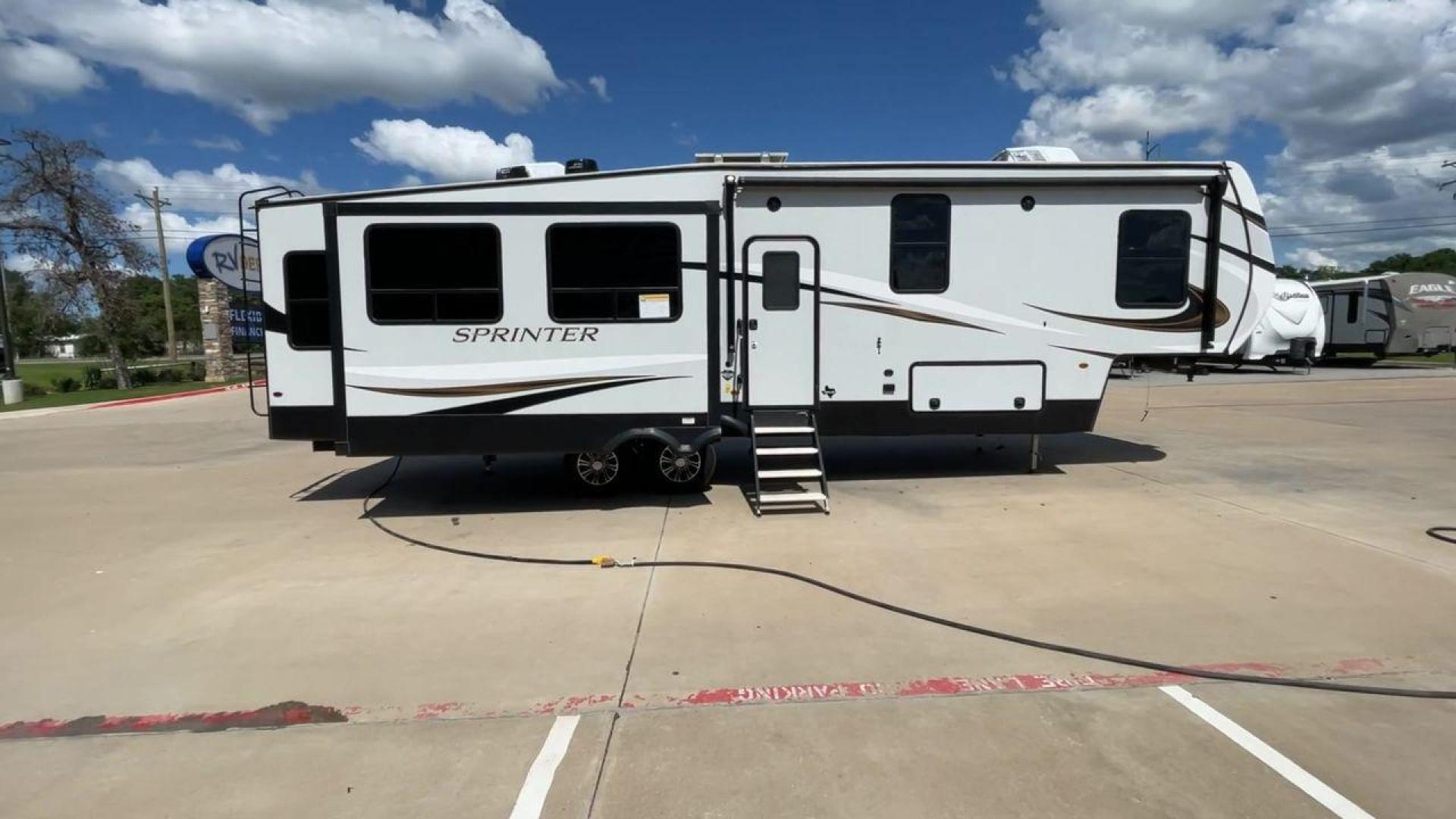 2022 KEYSTONE SPRINTER 3190RLS (4YDFSTR20N1) , located at 4319 N Main St, Cleburne, TX, 76033, (817) 678-5133, 32.385960, -97.391212 - Photo#2